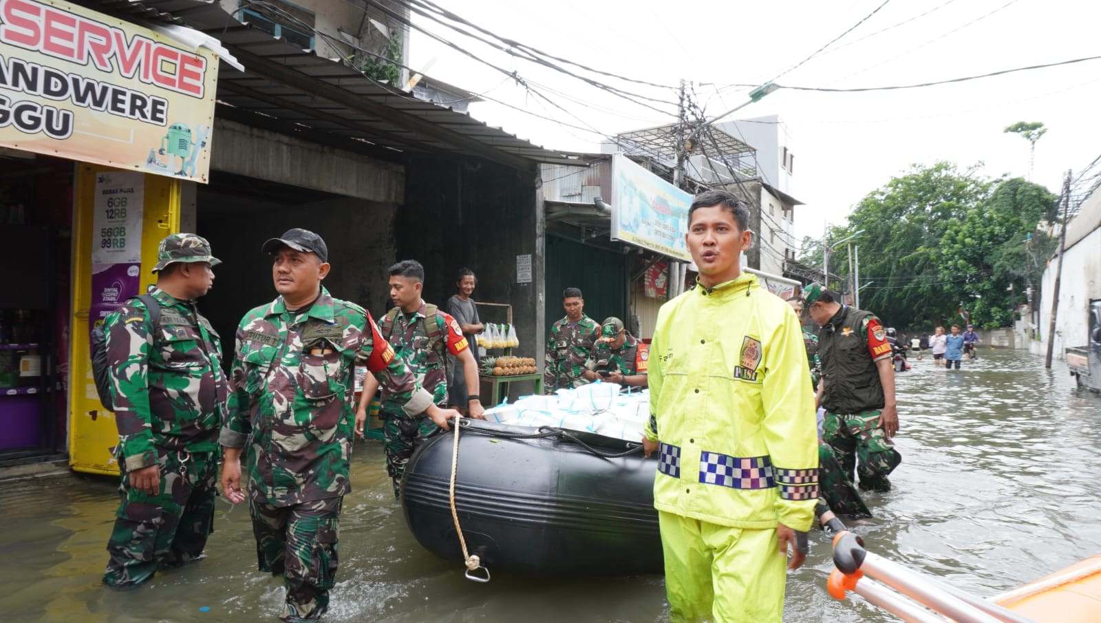 Kodam Jaya Respons Cepat Bantu Warga Terdampak Banjir di Kapuk Muara
