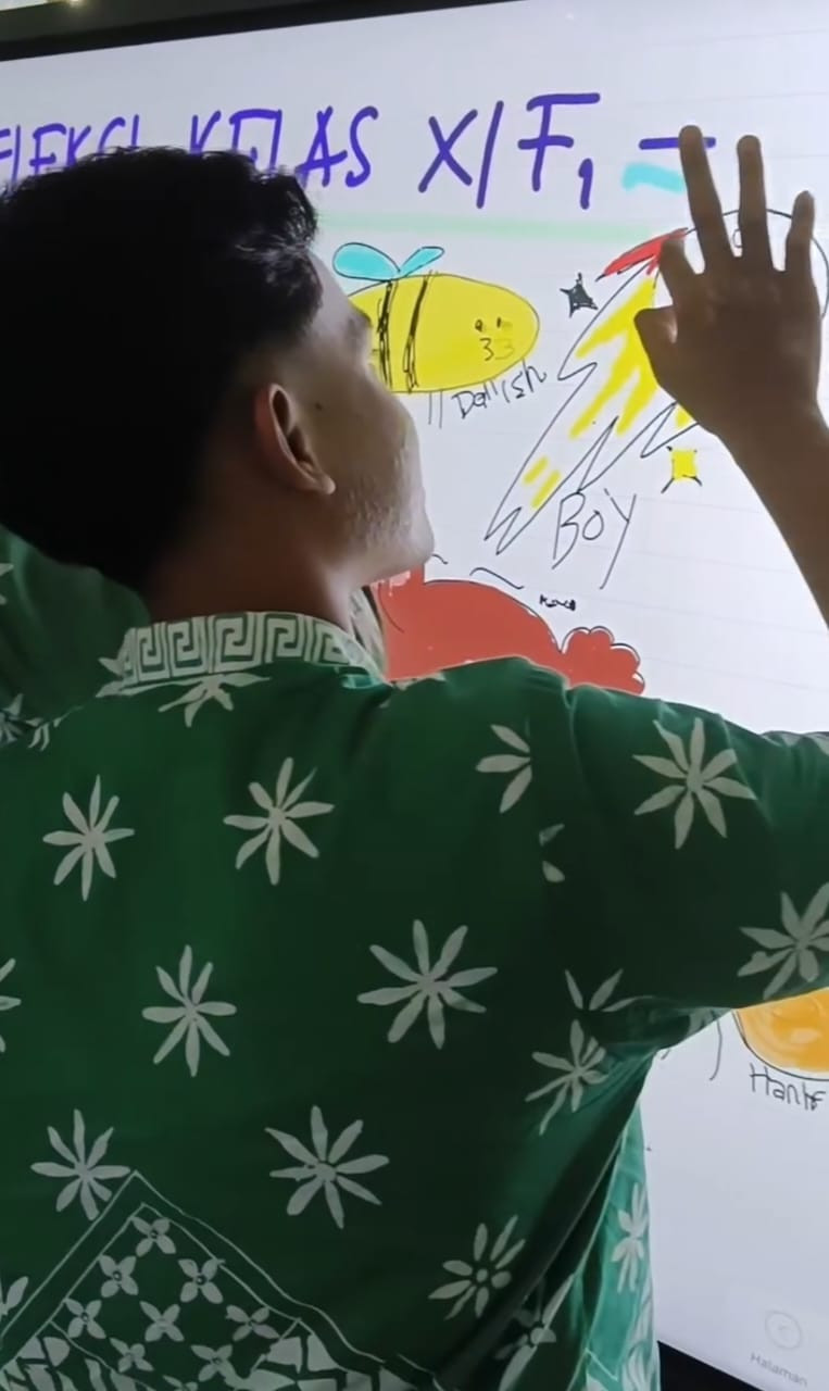 Belajar Kimia Tak Lagi Biasa, Papan Interaktif Program Prabowo Hidupkan Mimpi Anak Sleman