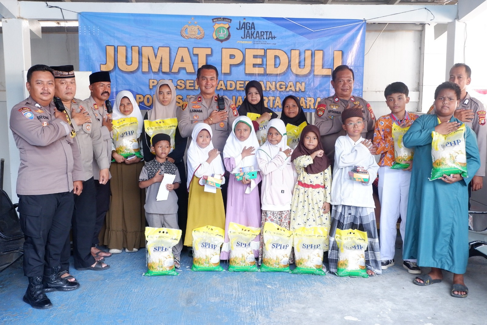 Polsek Pademangan Gelar “Jumat Peduli”, Bagikan Sembako untuk Anak Yatim dan Duafa