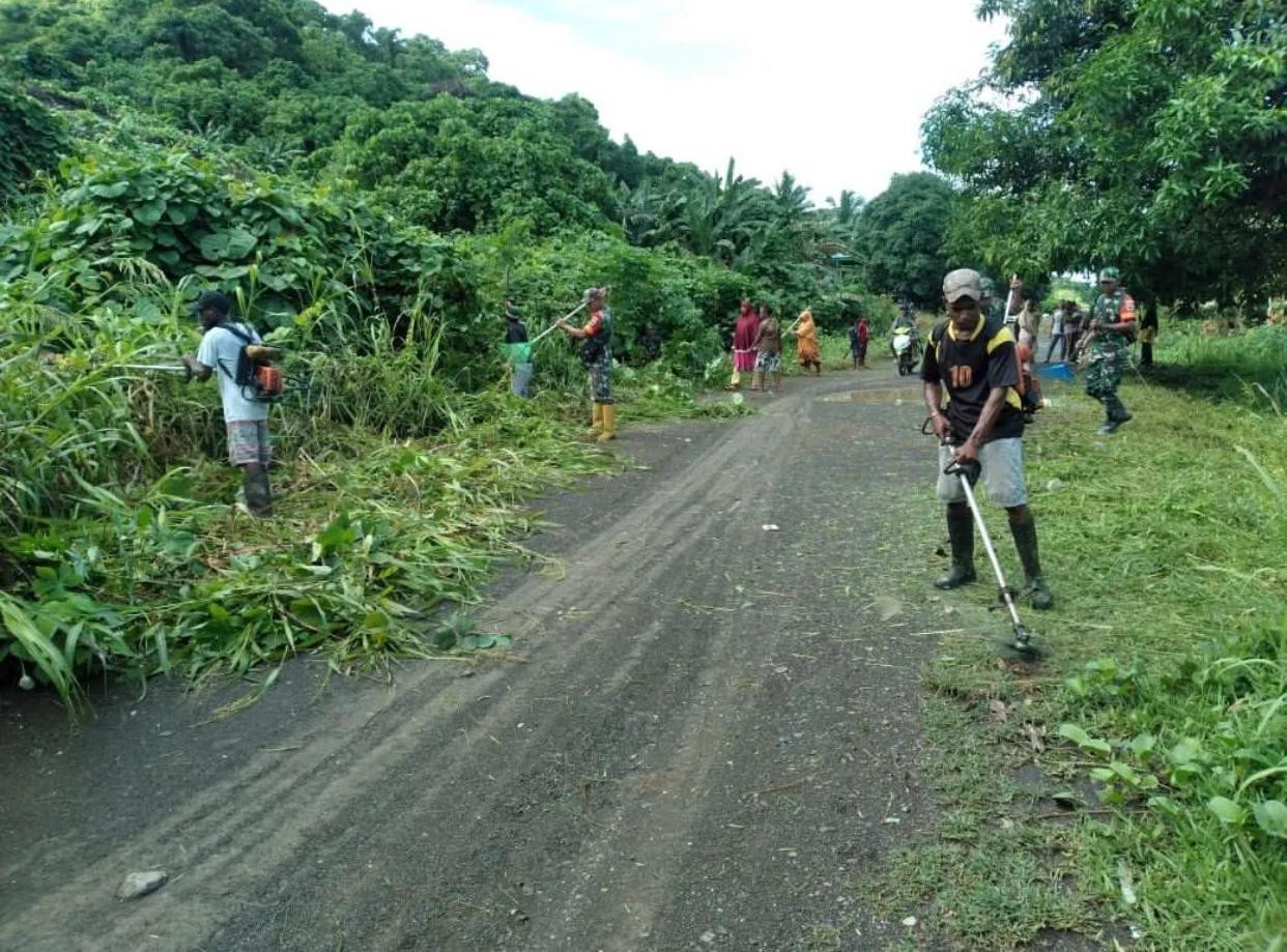 Satgas TMMD ke-126 Gelar Kegiatan Jum’at Bersih Bersama Warga Distrik Moraid