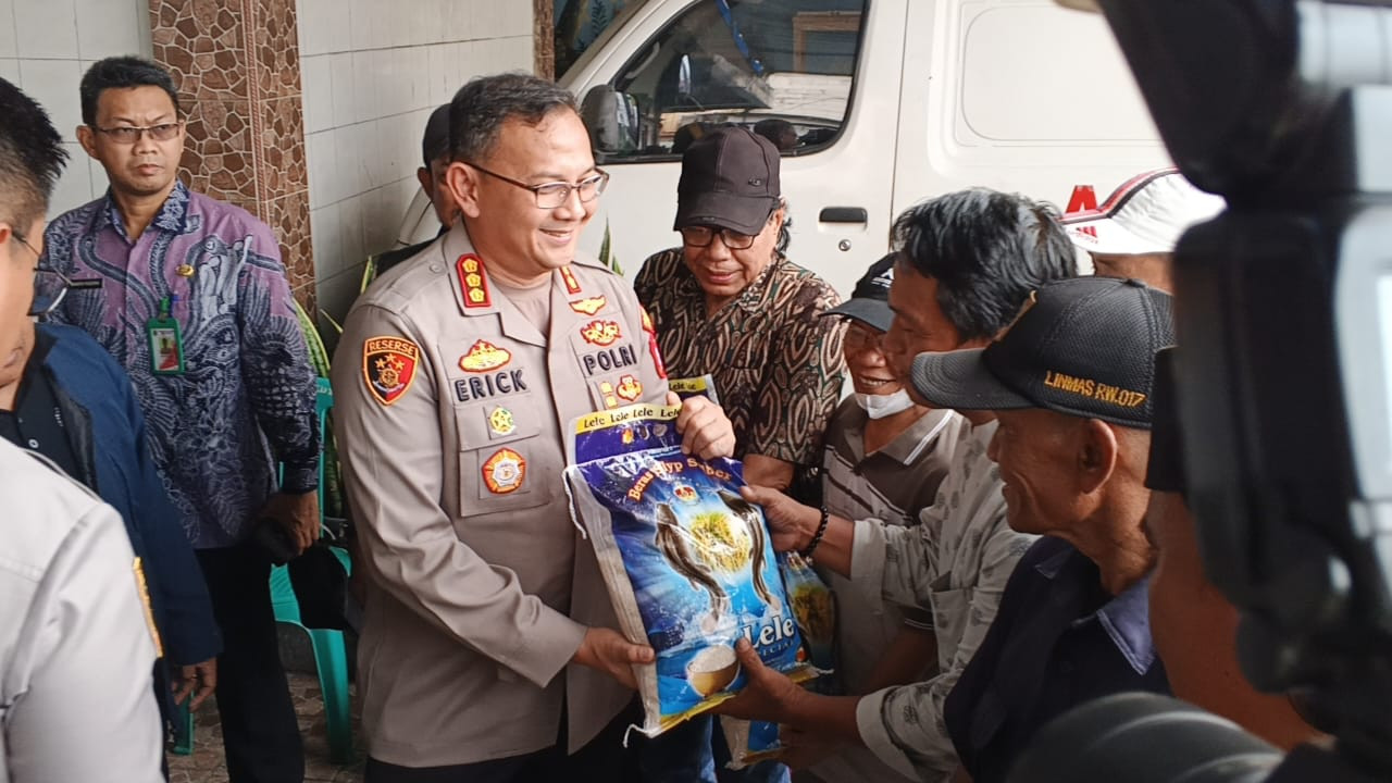 Perkuat Sinergi dan Kedekatan dengan Warga, On The Spot Kapolres Metro Jakut  di Muara Baru Bagikan Sembako hingga Sambangi TPA Al-Qur'an