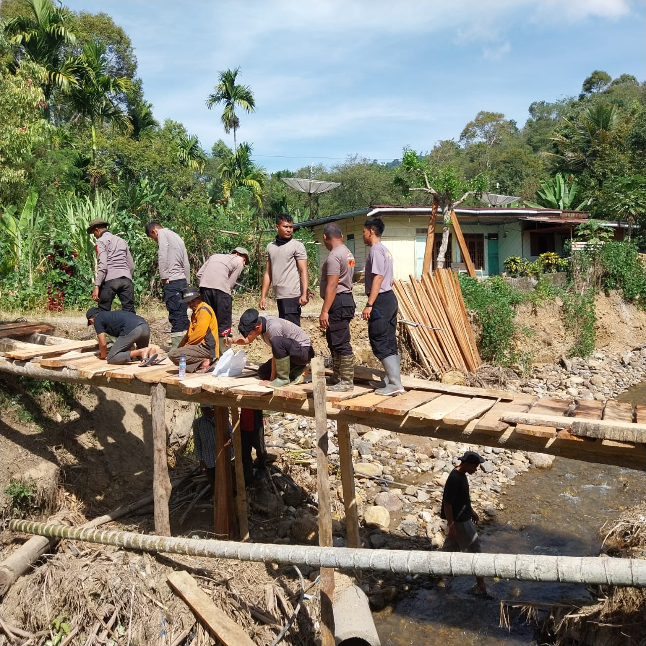 Polri Bersama Masyarakat Bangun Jembatan Darurat, Akses Tiga Kampung di Rusip Antara Kembali Terhubung
