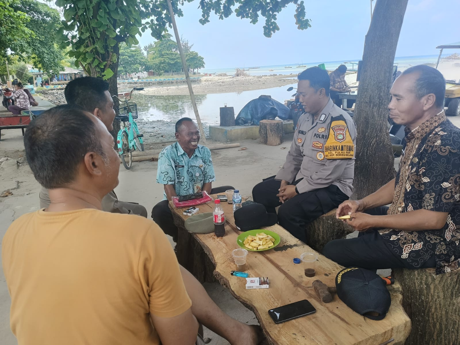 Bhabinkamtibmas Pulau Pari Sambangi Warga, Sosialisasikan Layanan Polri 110 dan Pesan Kamtibmas