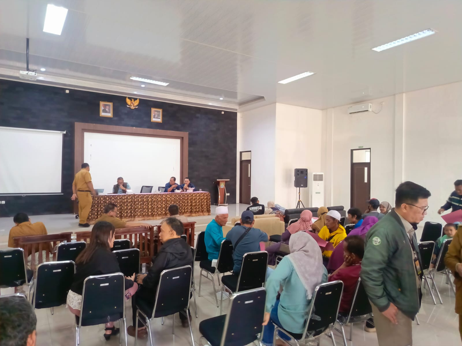 Polisi Kawal Penyampaian Nilai Pembebasan Lahan TPA Sumurbatu di Bantargebang