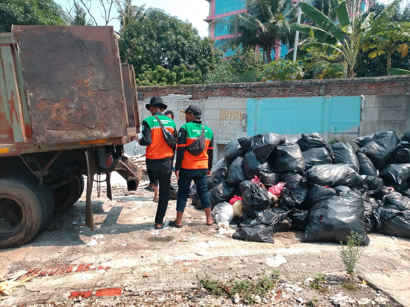 Sebulan Menumpuk, Sampah di Cengkareng Barat Akhirnya Diangkut Sudin LH