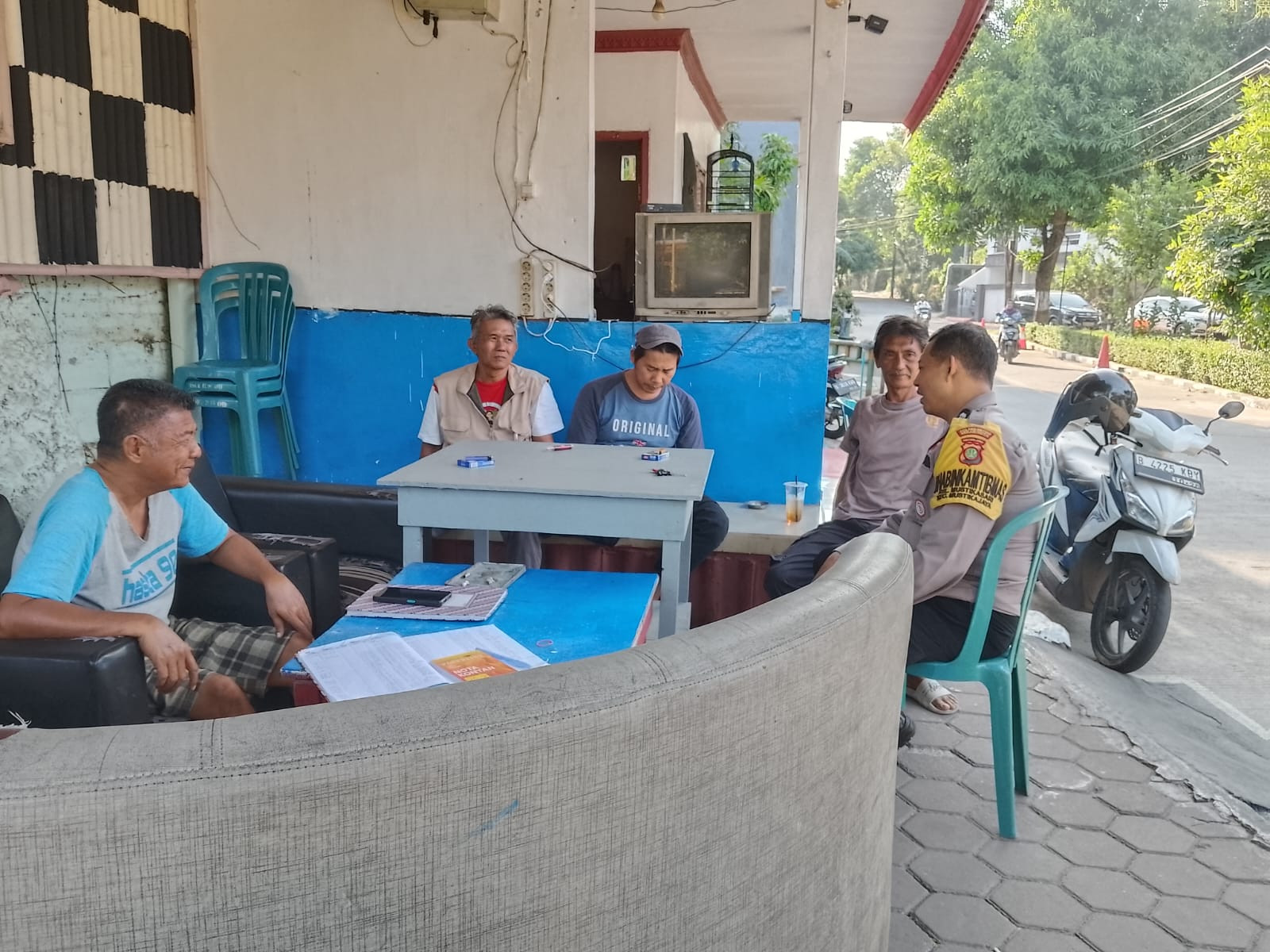 Jalin Komunikasi Aktif, Bhabinkamtibmas Bantargebang Gelar Patroli di Perumahan Warga