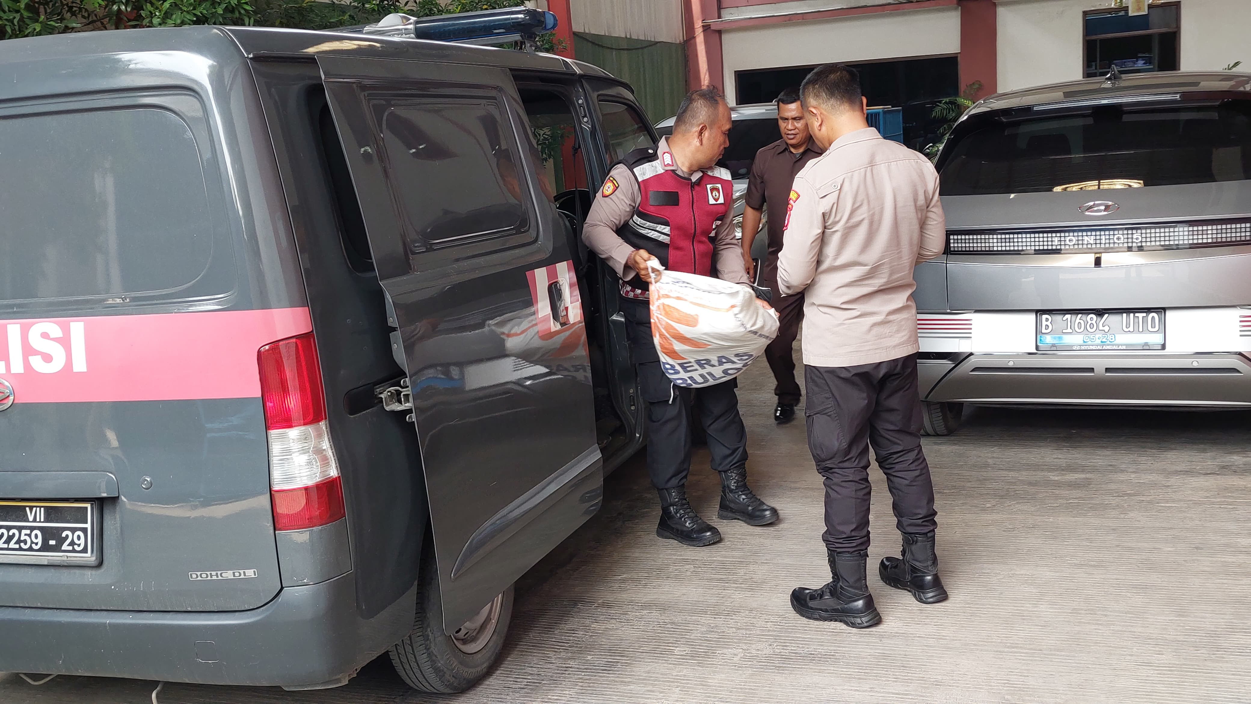 Polri dan Bulog Gelar Gerakan Pangan Murah, Ringankan Beban Warga Penjaringan Jakarta Utara