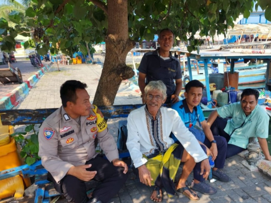 Bhabinkamtibmas Pulau Pramuka Sosialisasikan Layanan Call Center 110, Ajak Warga Jaga Keamanan Bersama