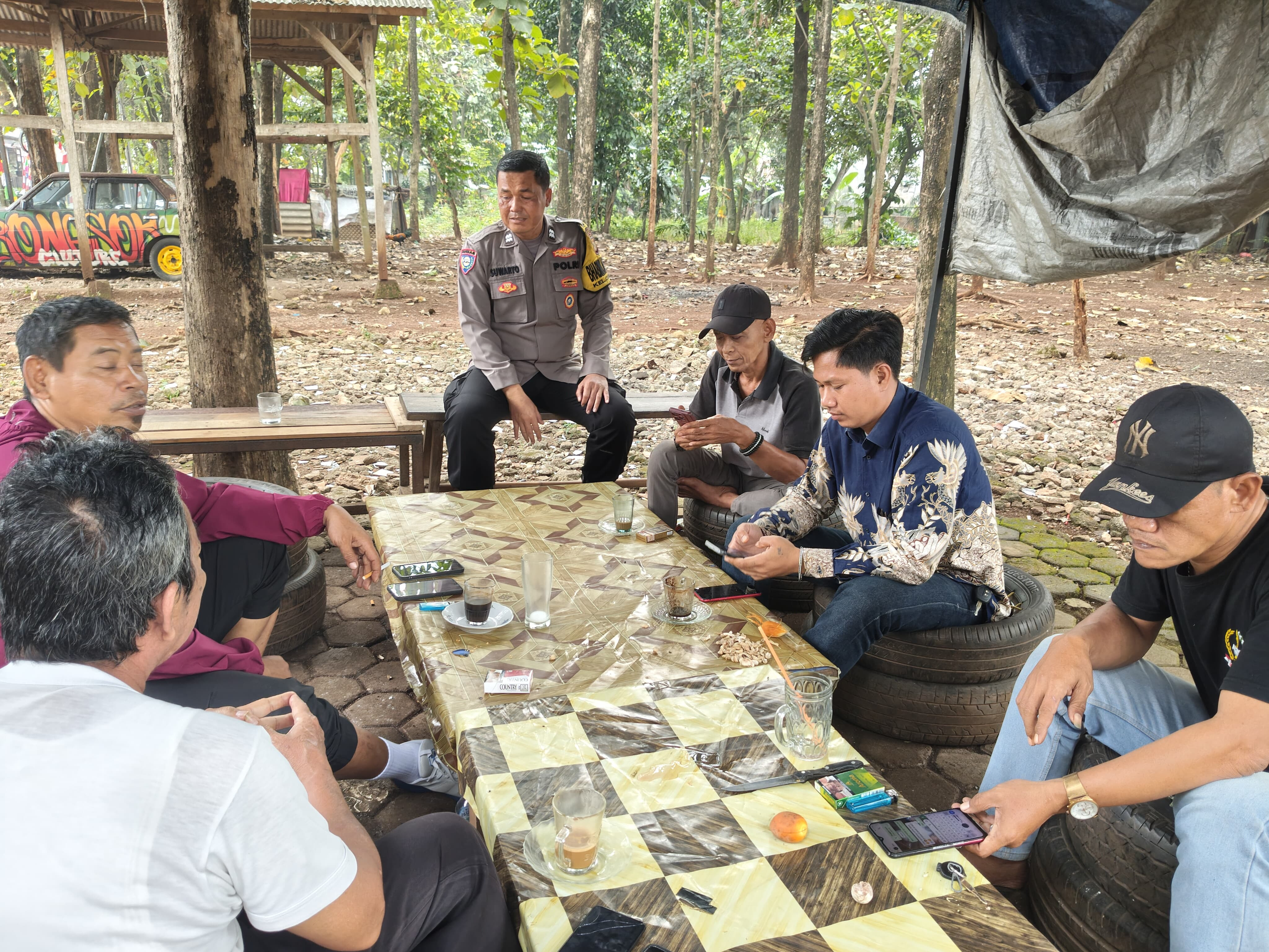 Bhabinkamtibmas Cikiwul Sambangi Warga, Ingatkan Waspada Curanmor dan Tawuran Remaja