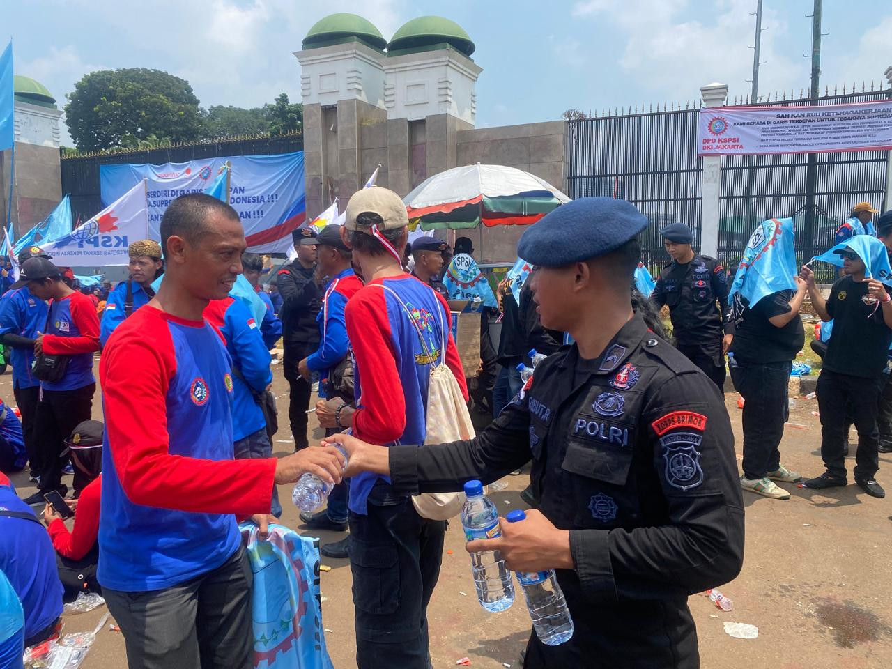 Brimob Polda Metro Jaya Tunjukkan Pengamanan Humanis di Aksi Unjuk Rasa Jakarta