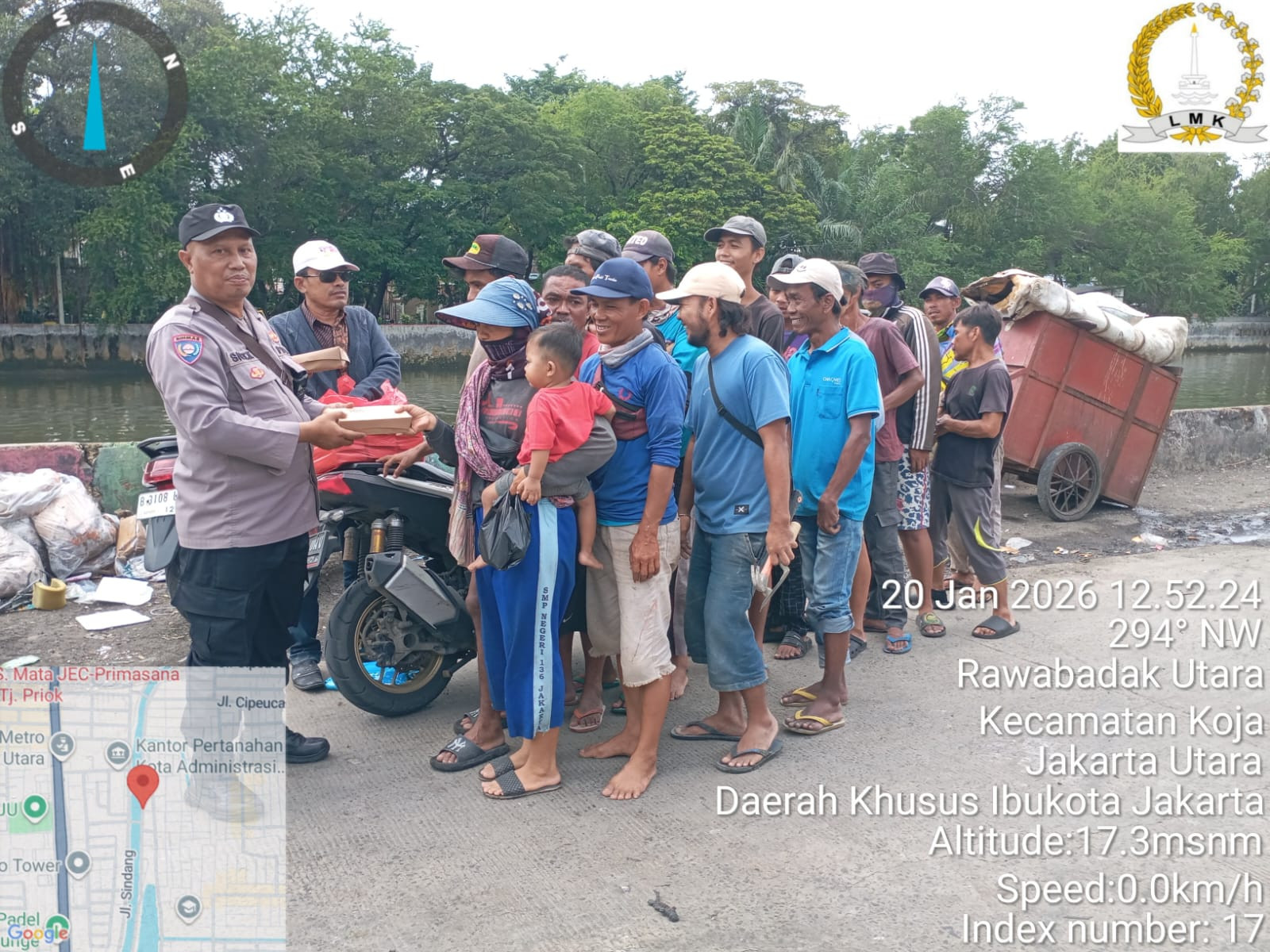Polisi Salurkan Bantuan Nasi Kotak untuk Warga Terdampak Genangan di Rawabadak Utara