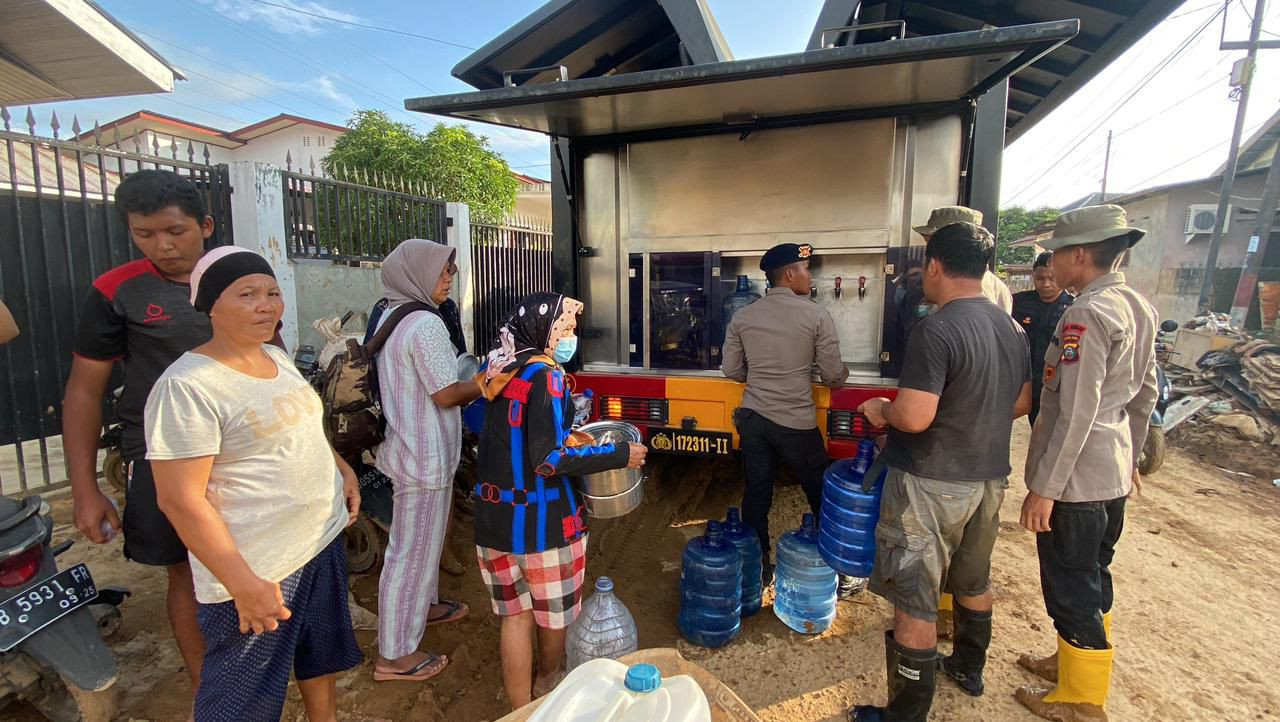 Air Bersih Didistribusikan, Polda Sumut Bantu Pulihkan Kondisi Masyarakat Tapteng