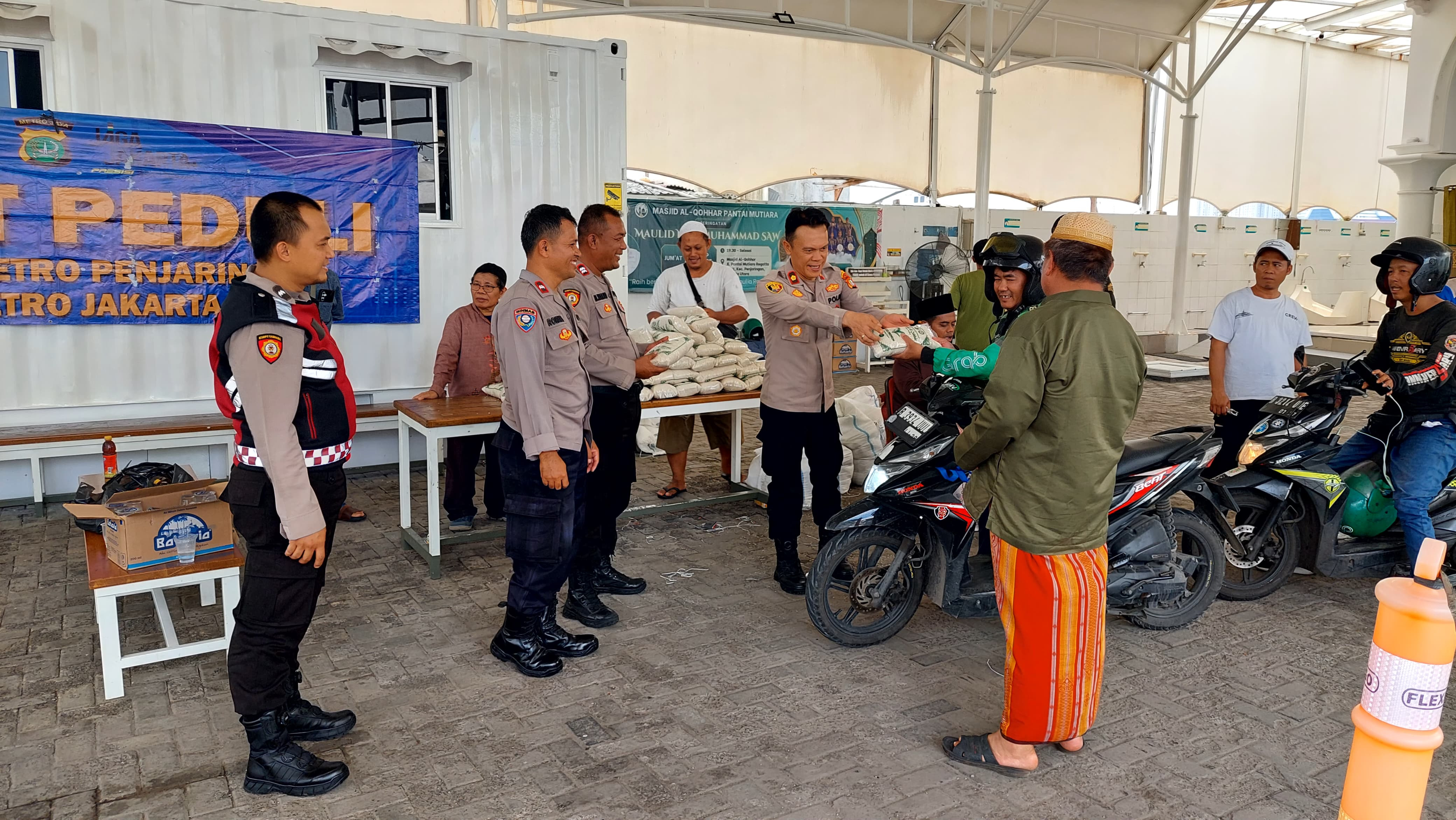 Polsek Metro Penjaringan Gelar Bakti Sosial di Masjid Al-Qohhar: Wujud Kepedulian untuk Pengemudi Ojek Online