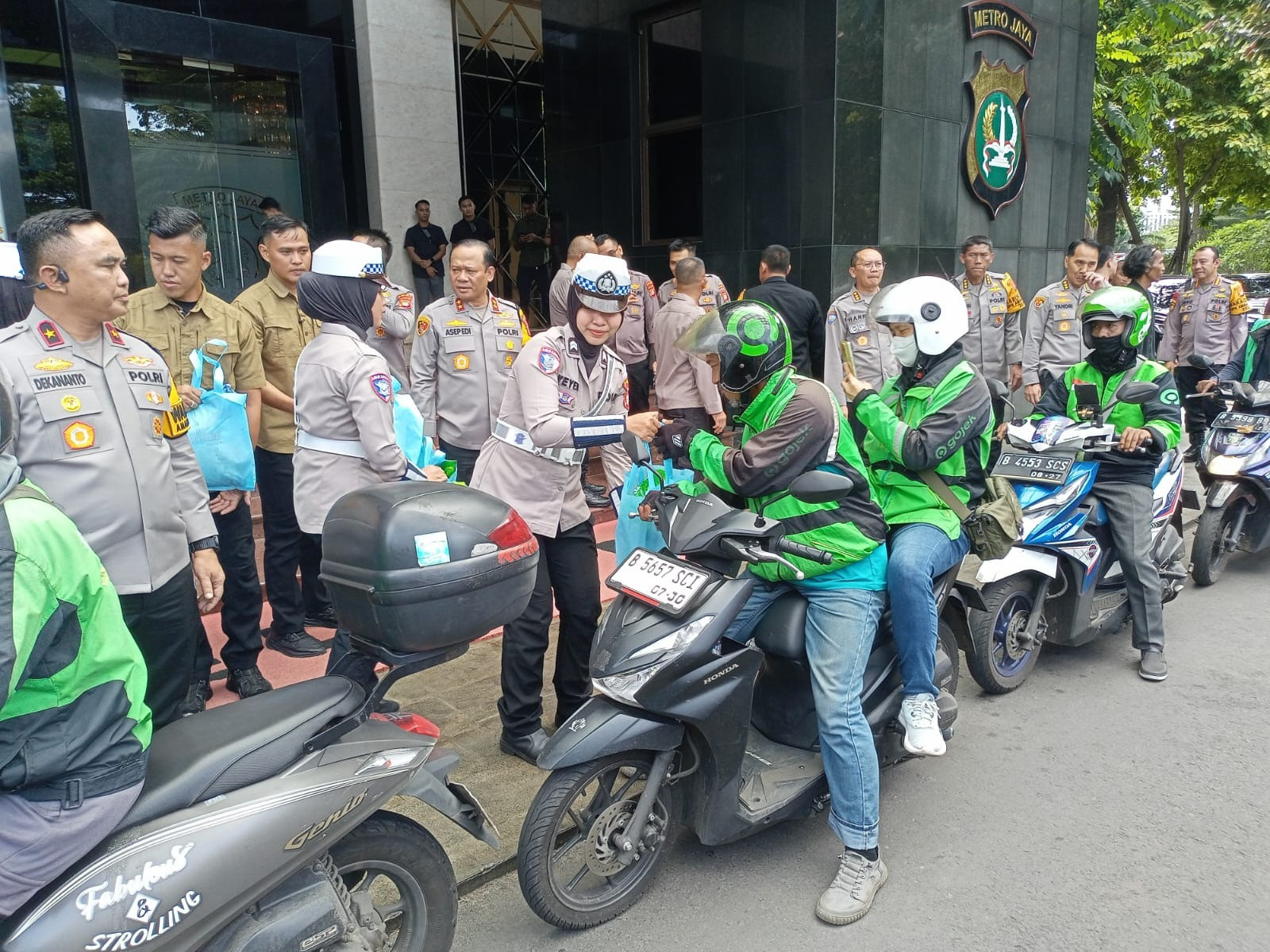 Gelar Jumat Peduli, Polda Metro Jaya Salurkan 400 Paket Sembako Untuk Pengemudi Ojek Online