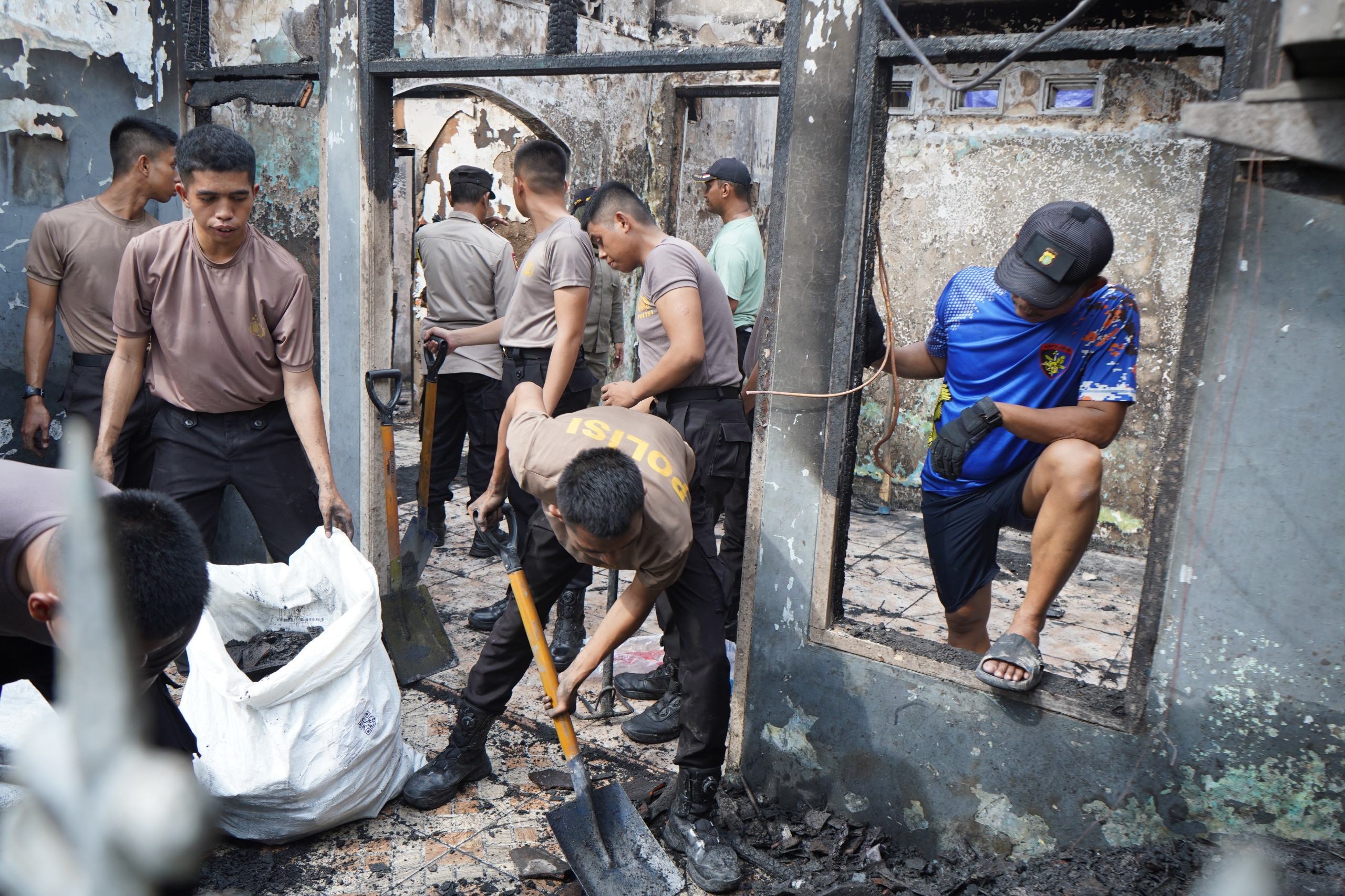 Polri Salurkan Bantuan Rp325 Juta untuk Korban Kebakaran Aspol Airud Cilincing