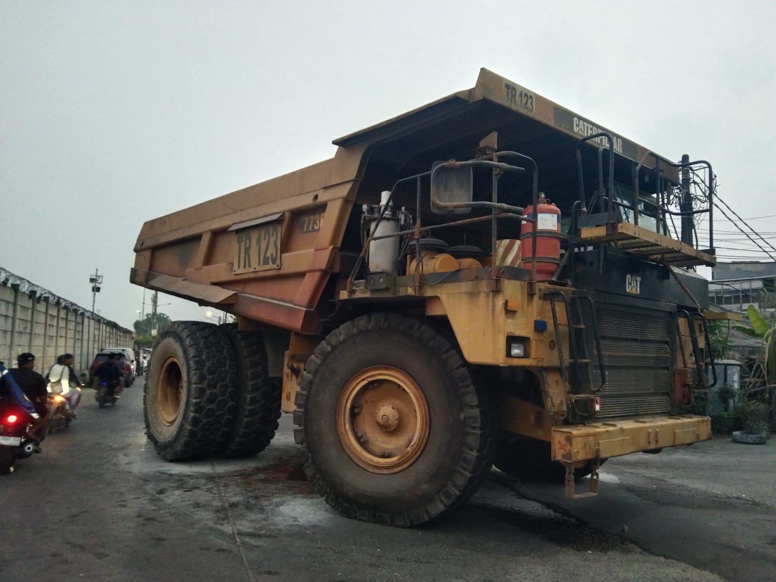 Dump Truck Terbakar di Tengah Permukiman Kalibaru, Warga Soroti Lalu Lintas Kendaraan Berat