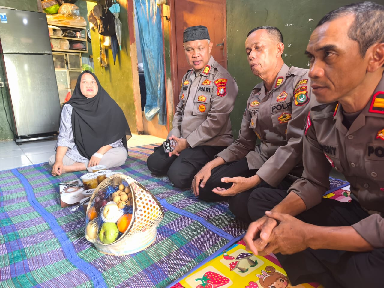 Peduli dan Empati, Kapolsek Bekasi Barat Jenguk ASN yang Sedang Sakit