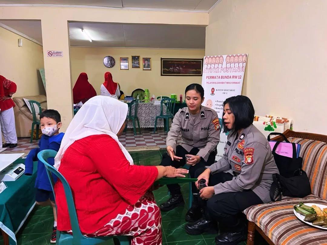 Polwan Polsubsektor Pekayon Jaya Sambang Warga di Posyandu, Sampaikan Pesan Kamtibmas