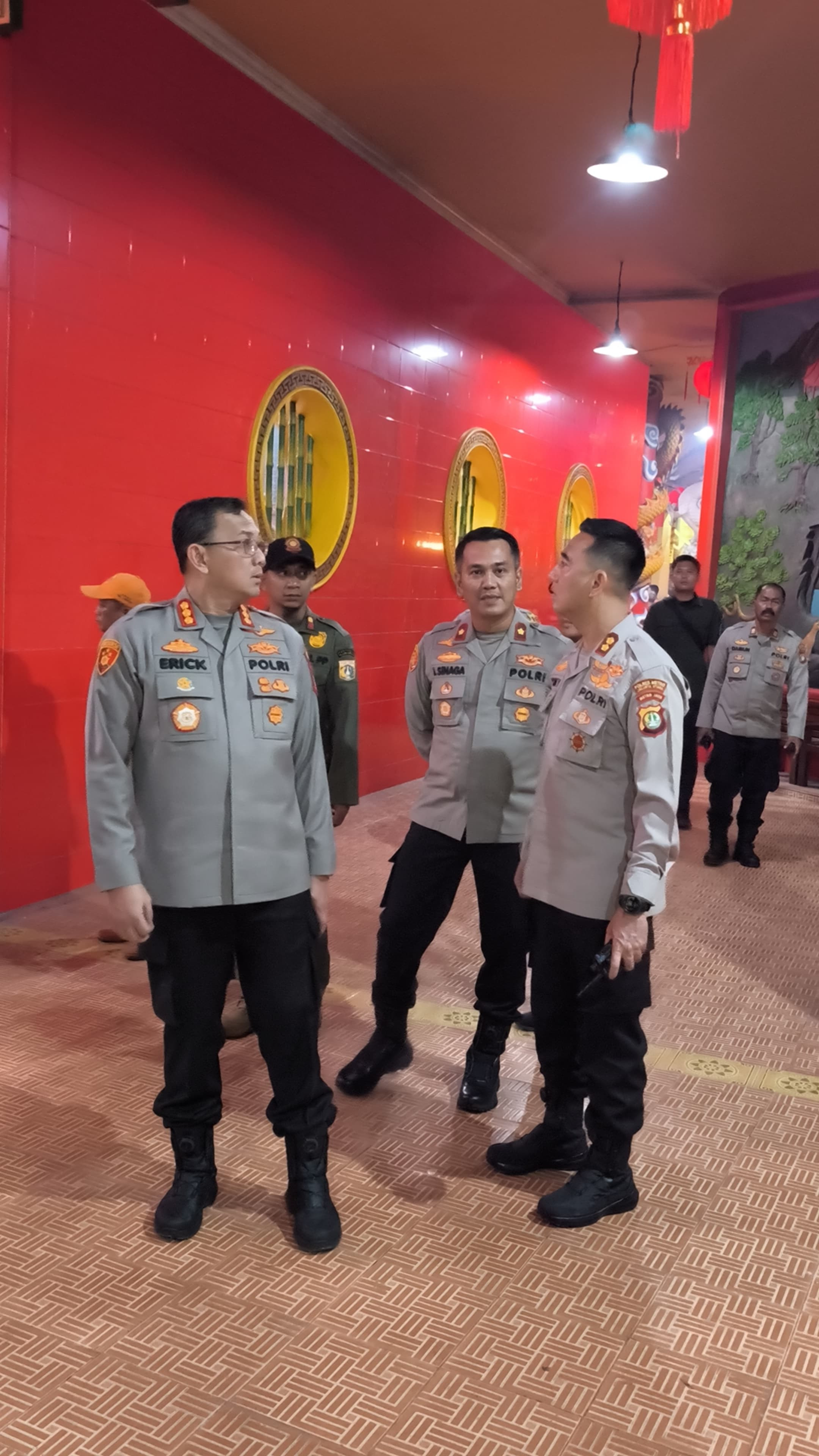 Kapolres Metro Jakarta Utara Tinjau Pengamanan Ibadah Malam Imlek di Vihara Bahtera Bakti Ancol