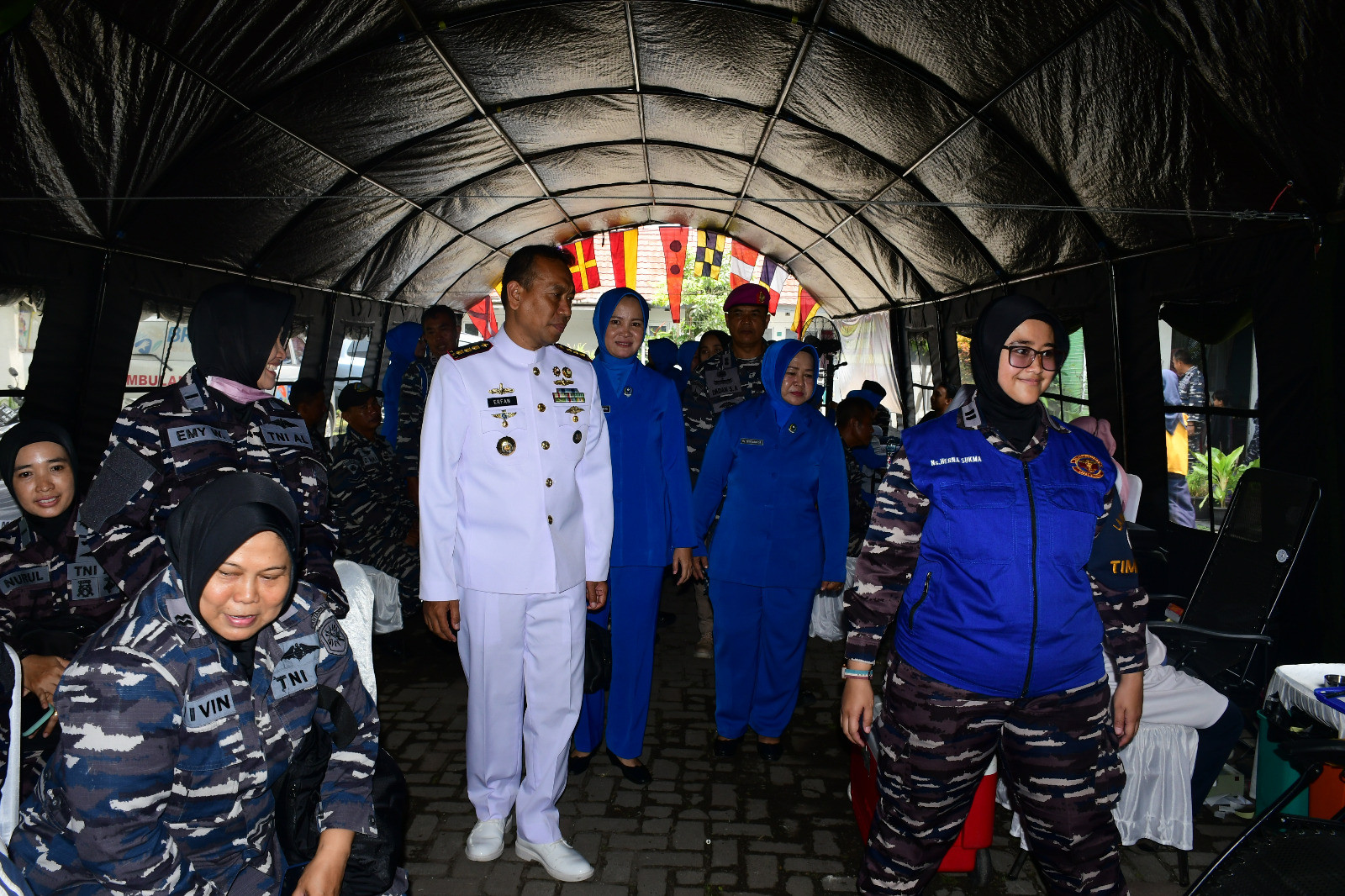 Prajurit Lanal Bandung Sumbangkan Darah Pada Kegiatan Donor Darah dan Pengobatan Gratis Dalam Rangka HUT TNI Ke-80