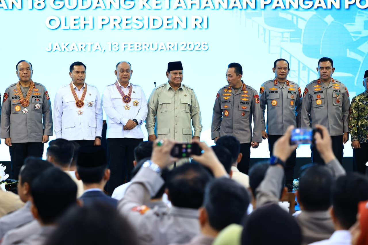 Presiden Prabowo Subianto Anugerahkan Bintang Jasa dan Satyalancana Wira Karya kepada Penggerak MBG dan Rantai Pasok SPPG Polri