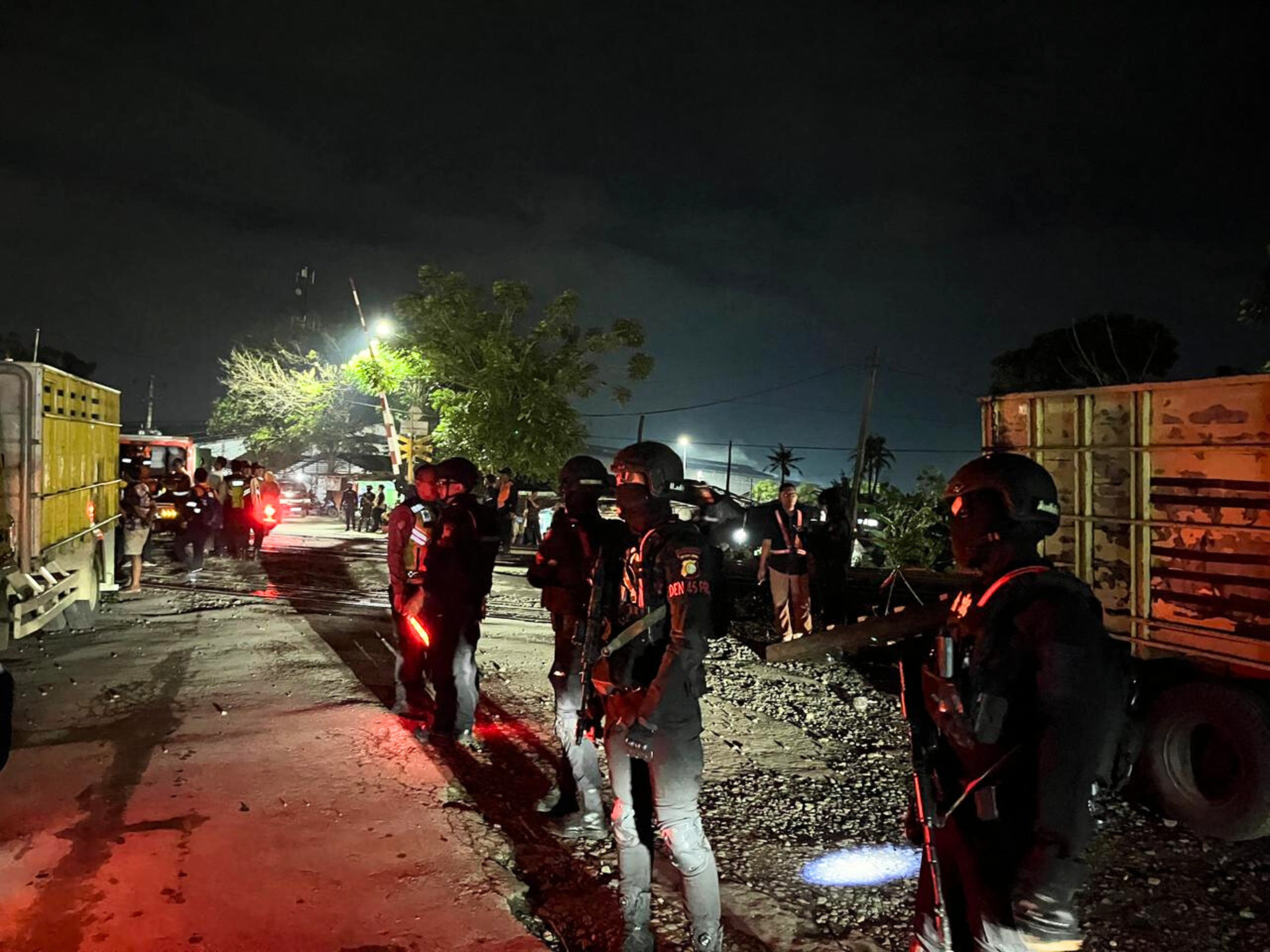 Brimob Polda Metro Jaya Amankan Lokasi Kereta Anjlok di Kedung Waringin, Bekasi