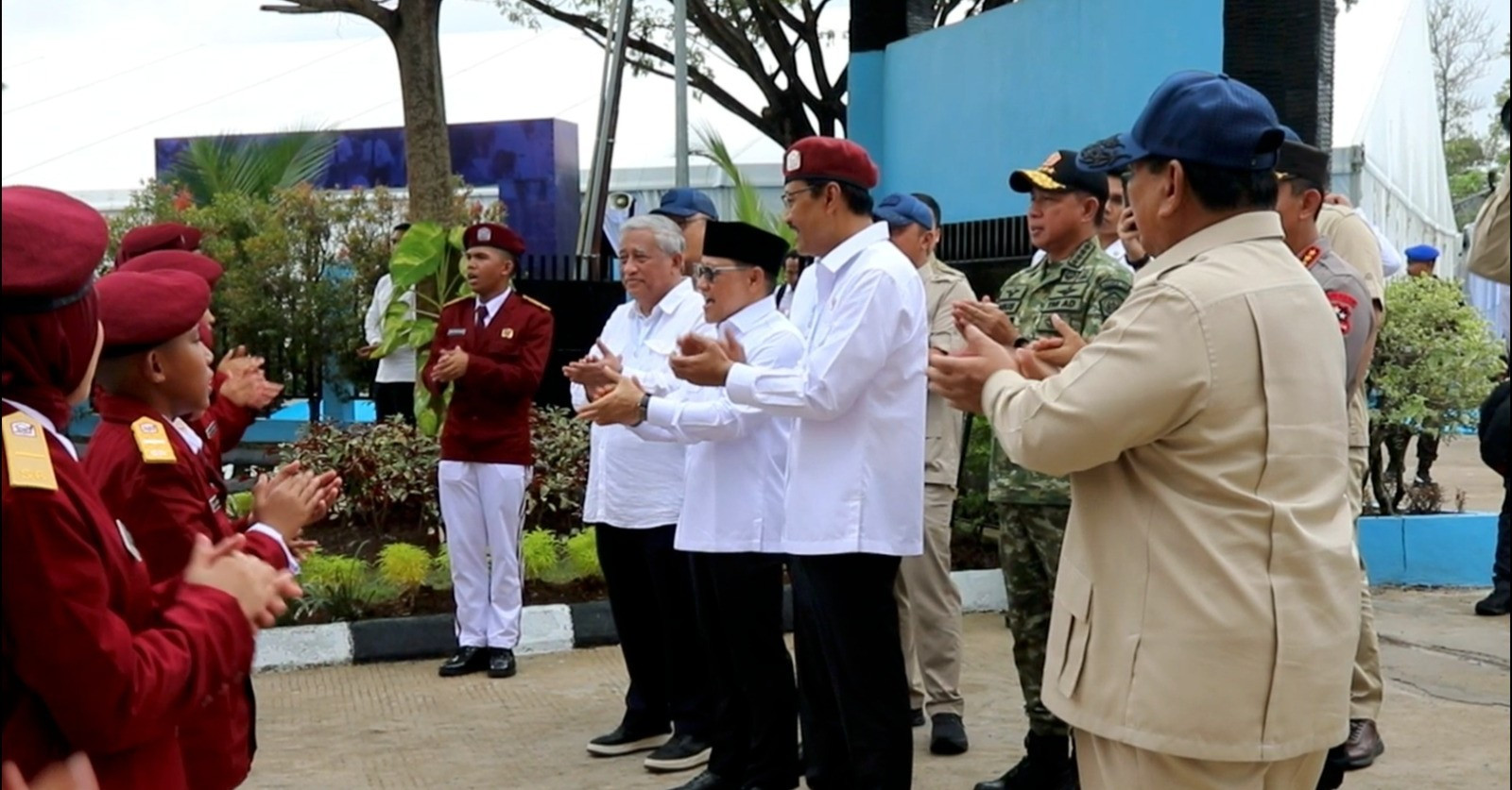 Momen Siswi Sekolah Rakyat Banjarbaru Dinyanyikan Ulang Tahun oleh Prabowo dan Teman-teman Sekolahnya