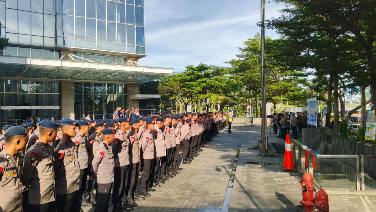 761 Personel Gabungan Siaga Amankan Aksi Ujuk Rasa Buruh FSPMI di Menara Indomaret PIK