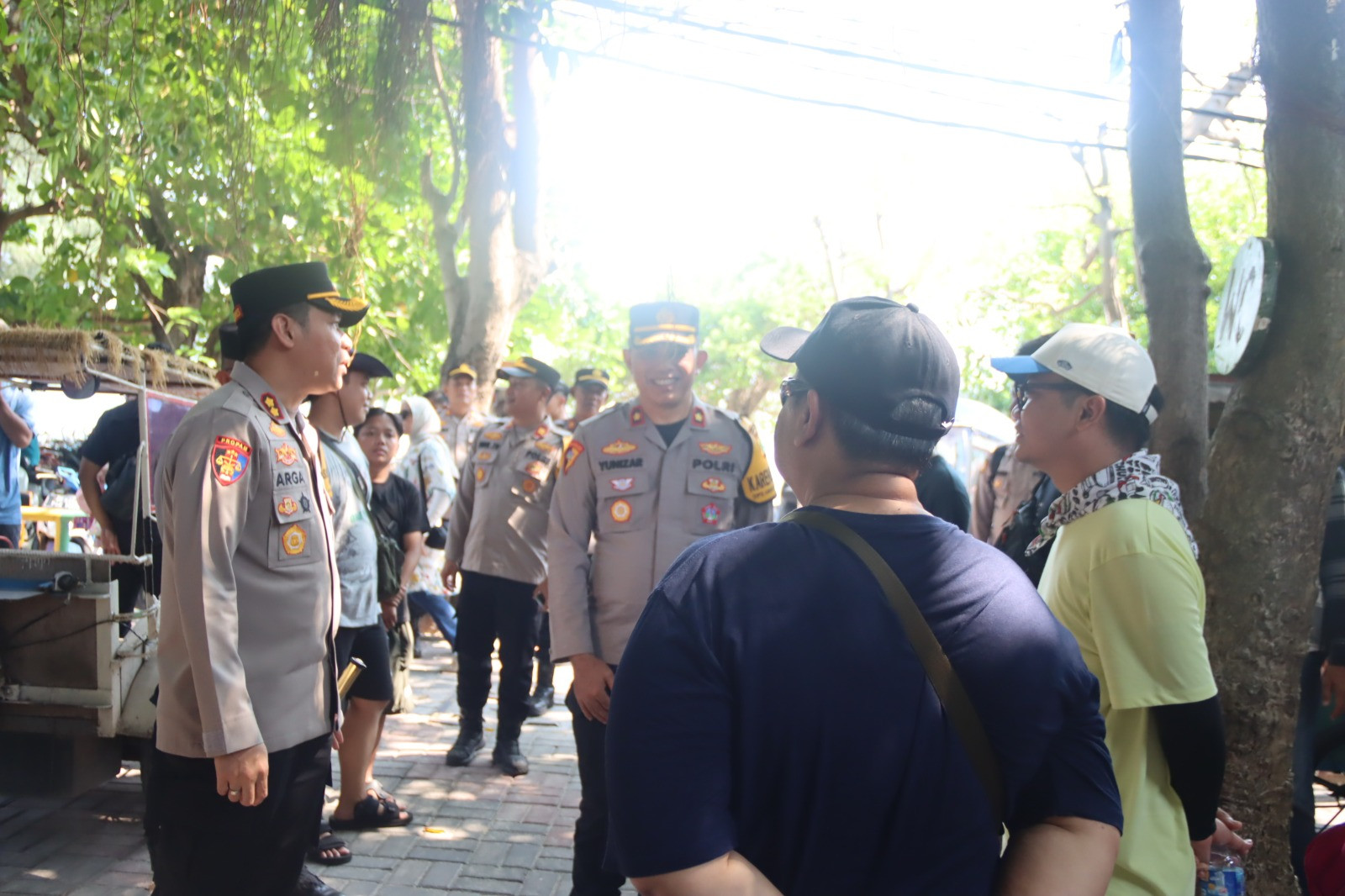 Kapolres Kepulauan Seribu Sapa Wisatawan di Pulau Tidung, Ingatkan Keselamatan dan Layanan 110