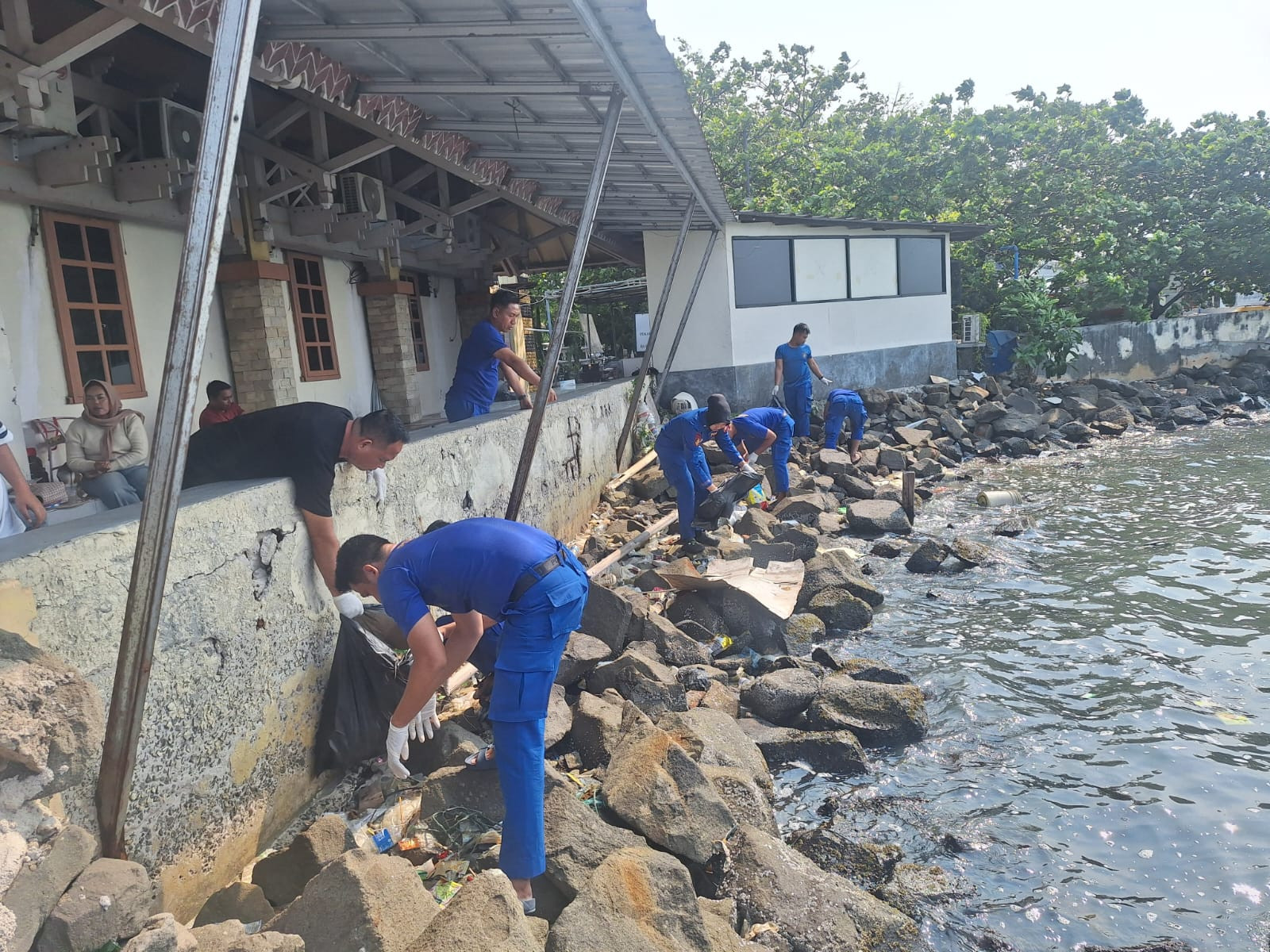 Satpolairud Polres Kepulauan Seribu Gelar Aksi Bersih Pantai di Marina Ancol