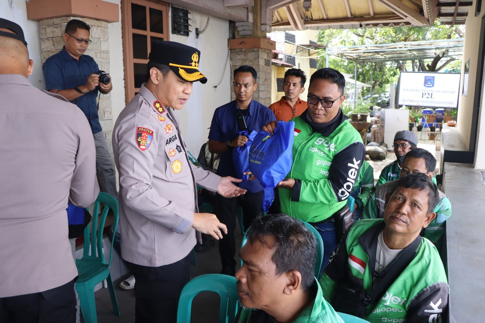 Jumat Peduli di Marina Ancol, Polres Kepulauan Seribu Bagikan Pemeriksaan Kesehatan dan Sembako untuk Ojol