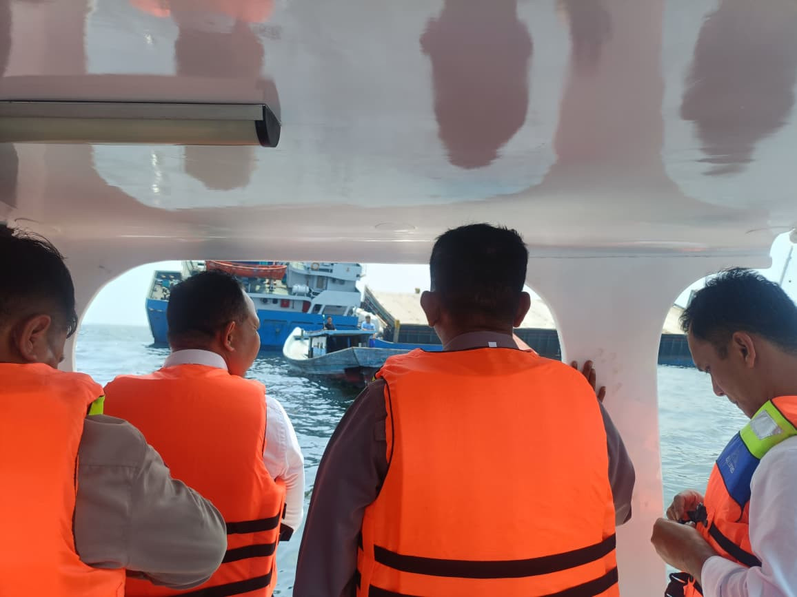 Kapolres Kepulauan Seribu Bertindak Cepat Tangani Kontainer Jatuh di Laut