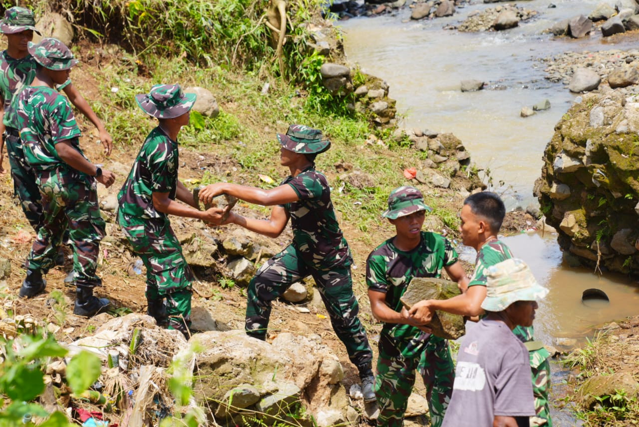 TNI Bangun Jembatan Gantung 80 Meter Untuk Percepat Mobilitas Warga Sukabumi