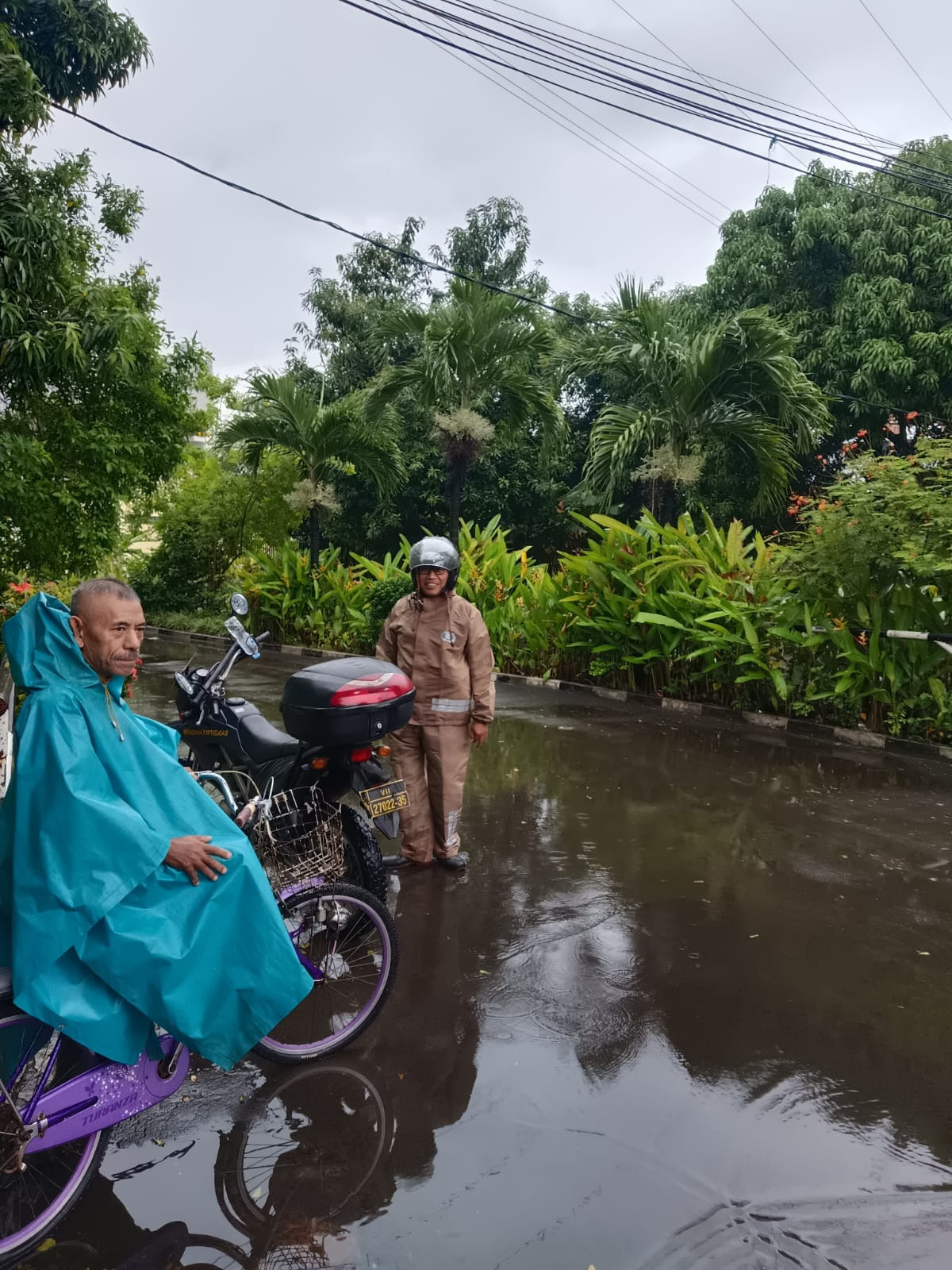Pastikan Akses Warga Aman, Bhabinkamtibmas Polsek Bekasi Utara Pantau Titik Rawan Genangan di Kaliabang Tengah