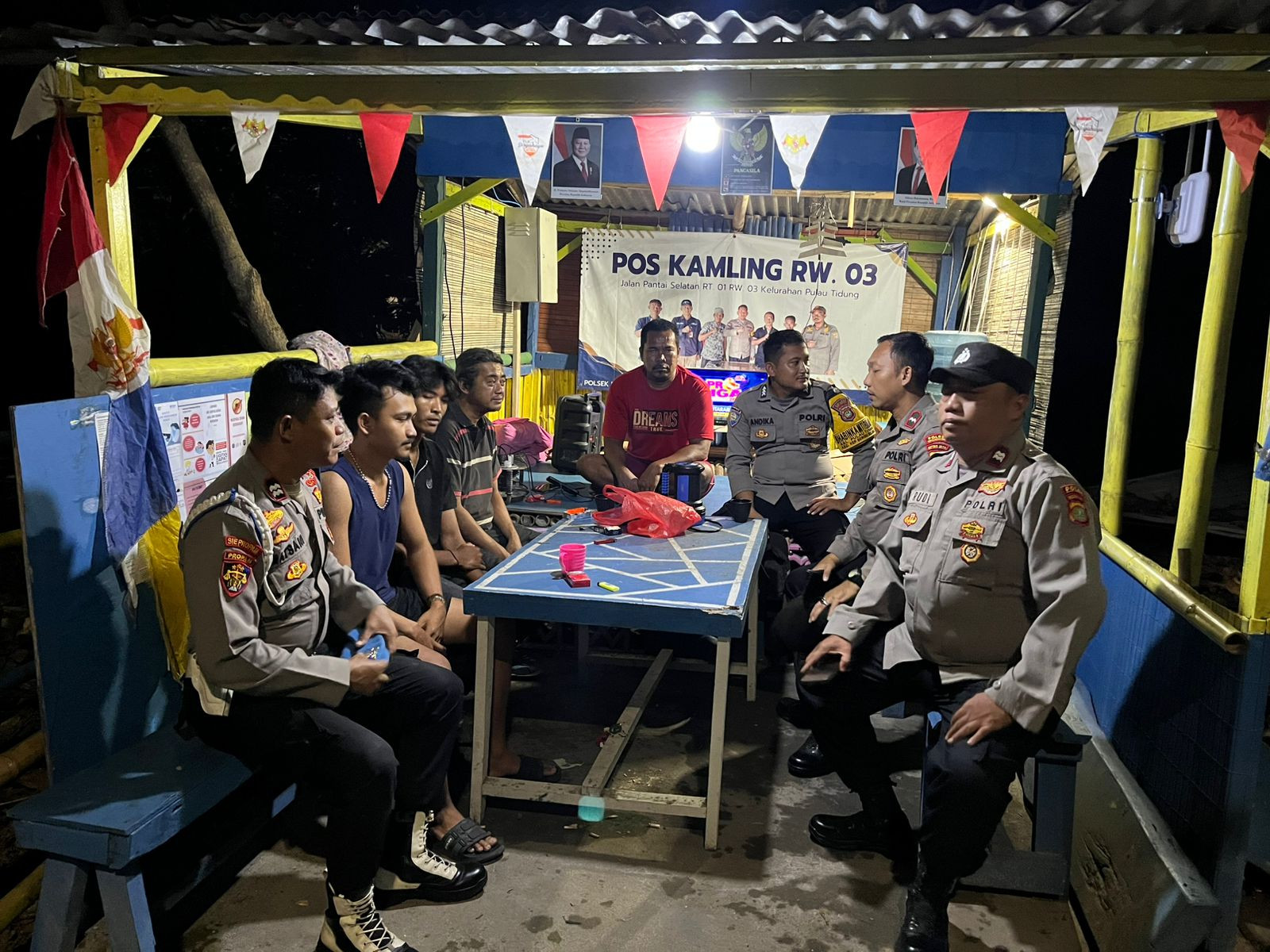 Patroli Malam Ramadhan, Polsek Kepulauan Seribu Selatan Bersama TNI dan Satpol PP Perkuat Siskamling dan Sosialisasikan Layanan 110