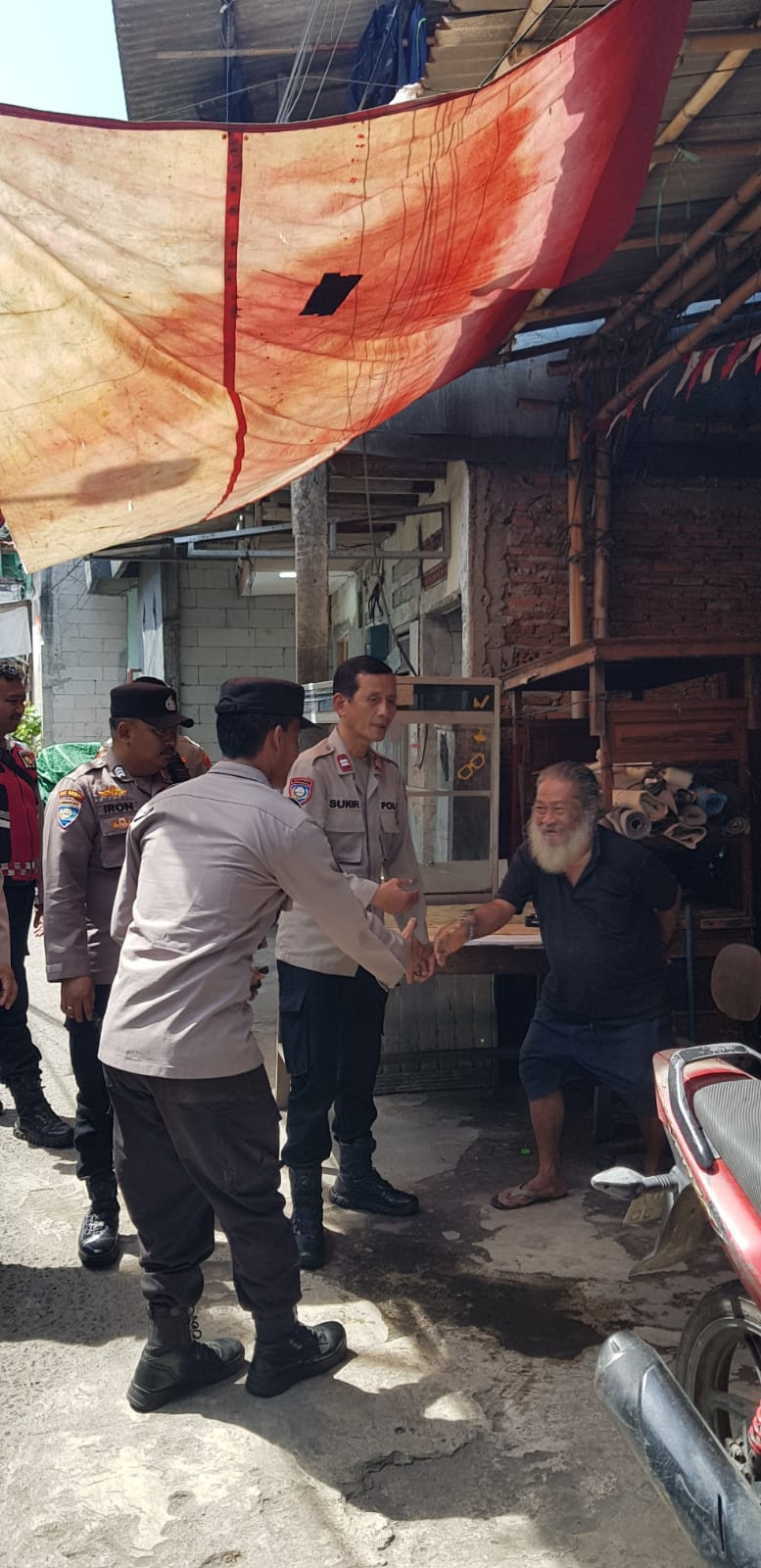 Patroli Jalan Kaki Polsek Pademangan Dukung Program “Jaga Lingkungan” di Jl. Budi Mulia
