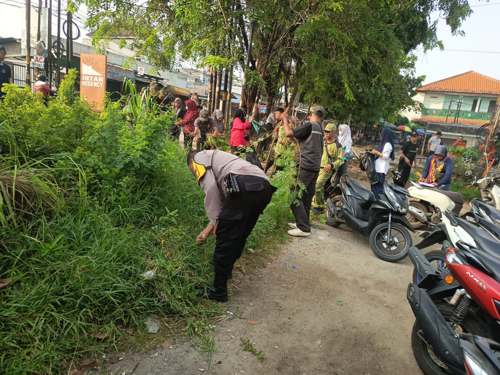 "Sabtu Bersih" Bhabinkamtibmas Jakasampurna: Wujud Nyata Kepedulian terhadap Lingkungan