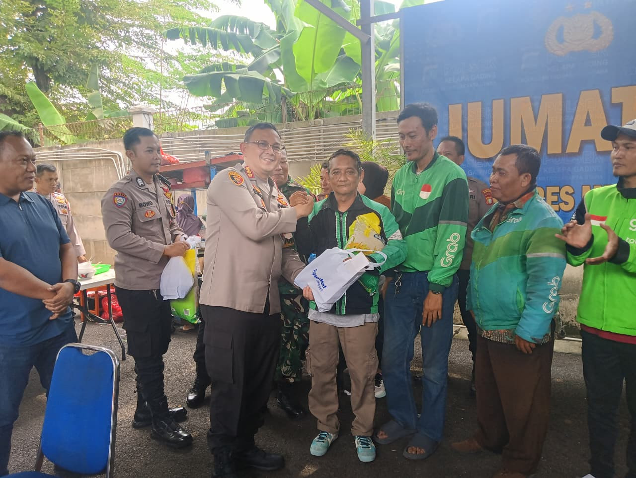 Jumat Peduli, Polres Metro Jakarta Utara dan Polsek Kelapa Gading Berbagi Bersama Komunitas Ojol