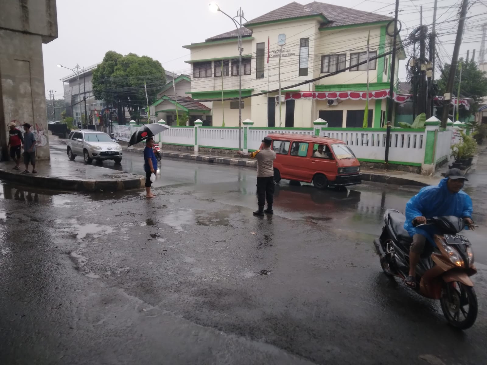 Polsek Rawalumbu Pantau Genangan Air di Bojong Menteng
