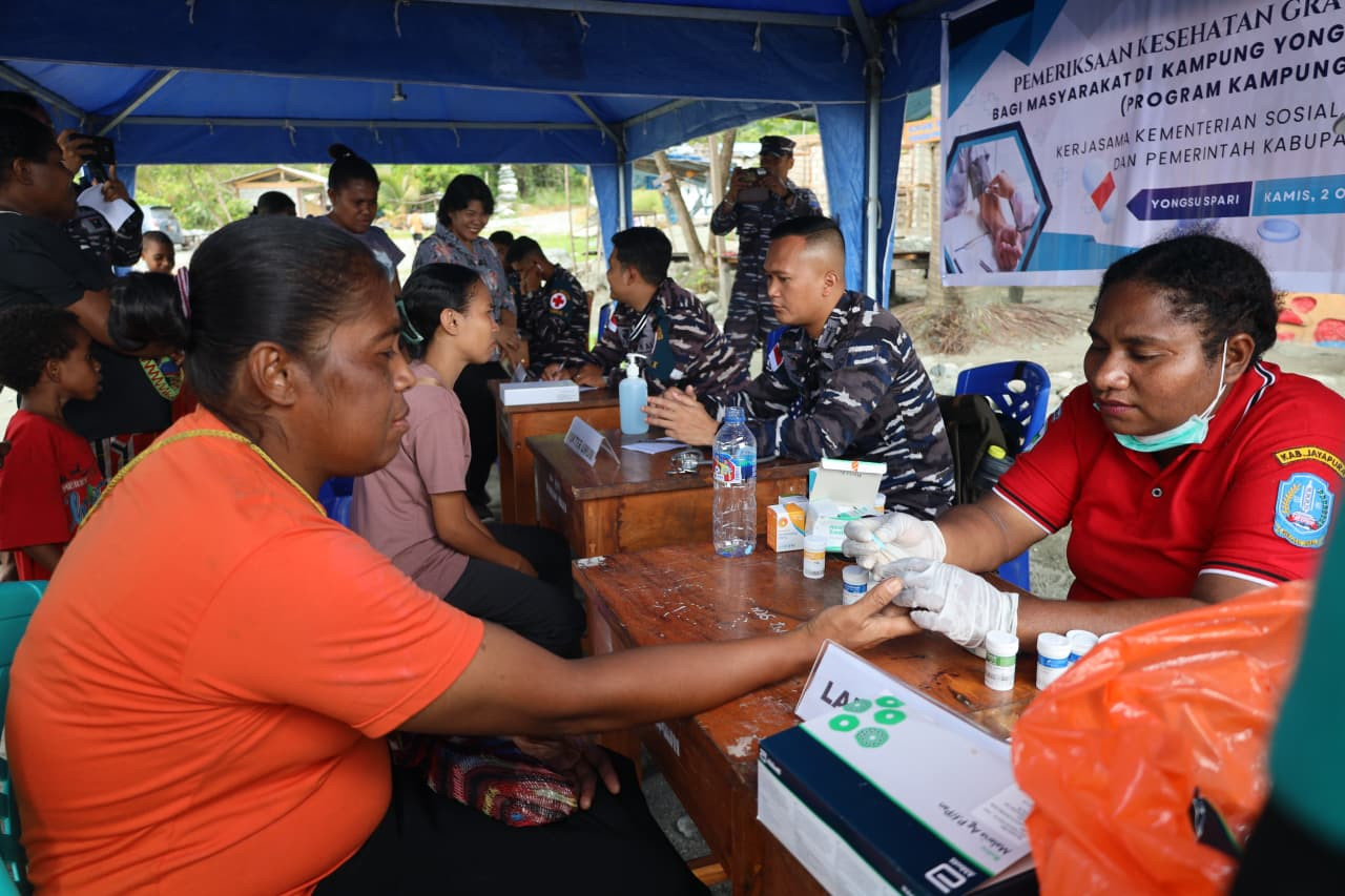 Sentuhan Kemanusiaan Diujung Negeri, Kodaeral X Bersama Kemensos Gelar Bhakti Kesehatan Gratis di Kampung Yongsu Spari