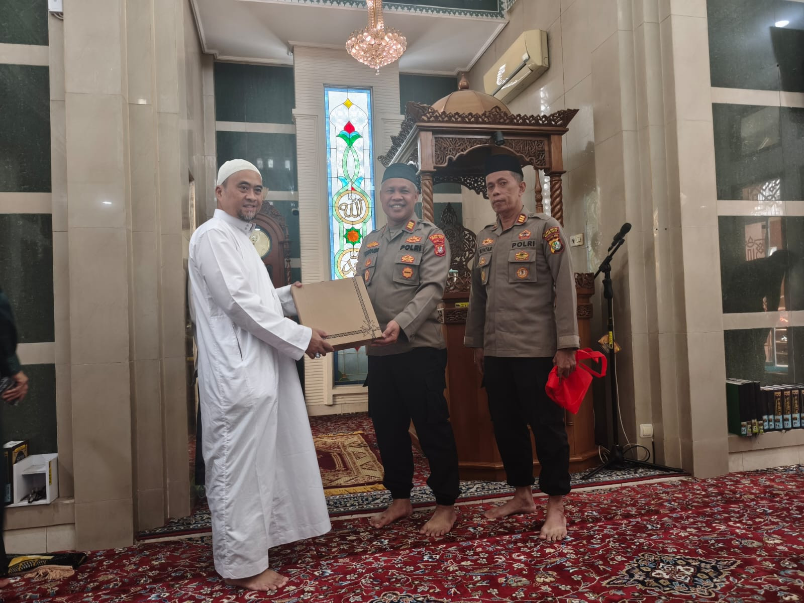 Jumat Keliling, Kapolsek Bekasi Barat Sampaikan Himbauan Kamtibmas