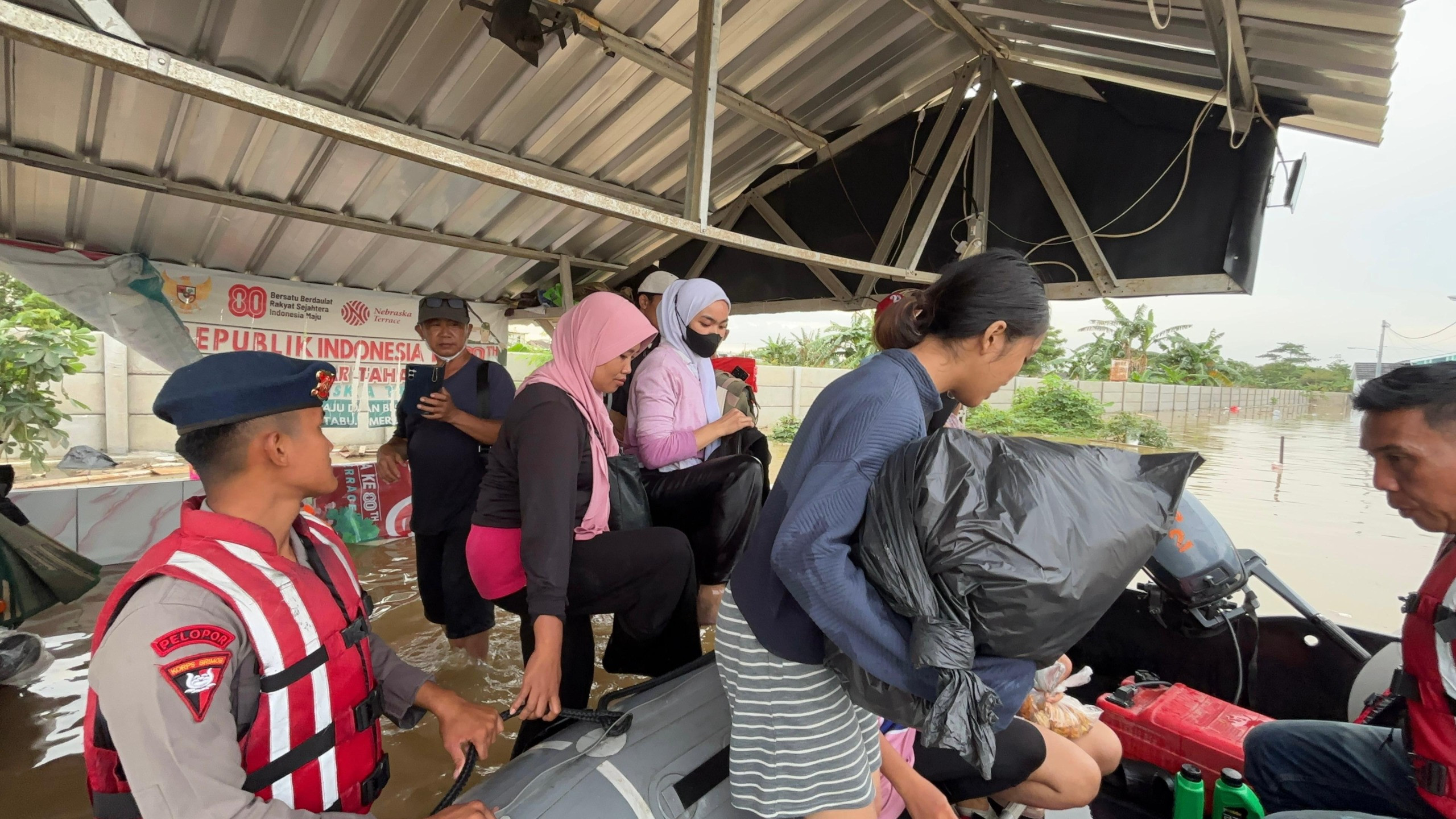 Brimob Polda Metro Jaya Terus Laksanakan Evakuasi Warga Terdampak Banjir di Perumahan The Nebraska Terrace