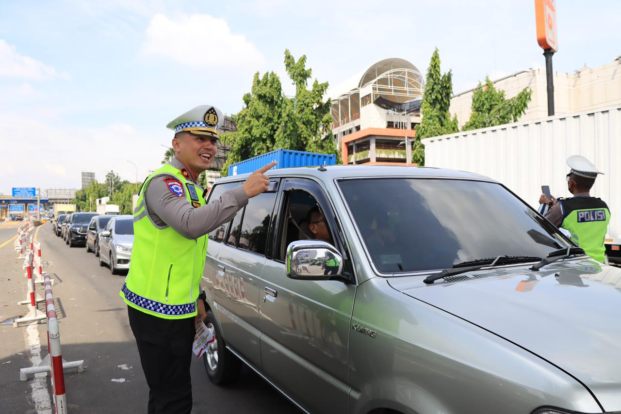 Operasi Zebra Jaya 2025, Satlantas Polres Metro Bekasi Kota Sosialisasi Keselamatan Berkendara di Exit Tol Bekasi Barat