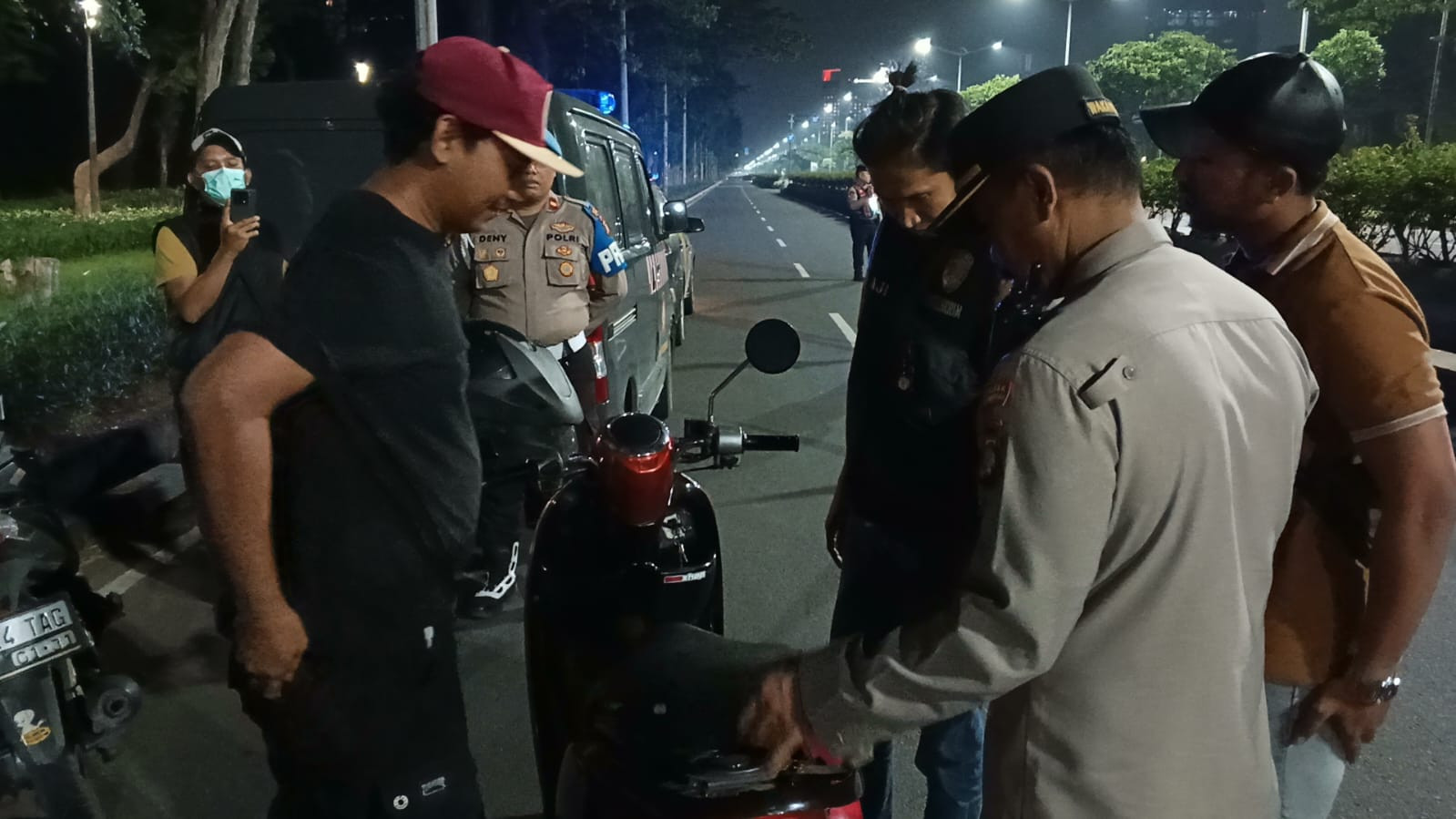 Polsek Pademangan Gelar Patroli KRYD dan Razia Stasioner Bersama TNI dan Pokdar Kamtibmas, Situasi Wilayah Tetap Kondusif