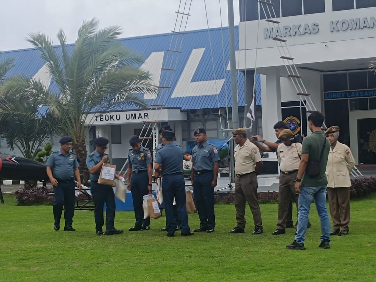 Danlanal Sabang Bagikan Sembako Kepada Prajurit Lanal Sabang