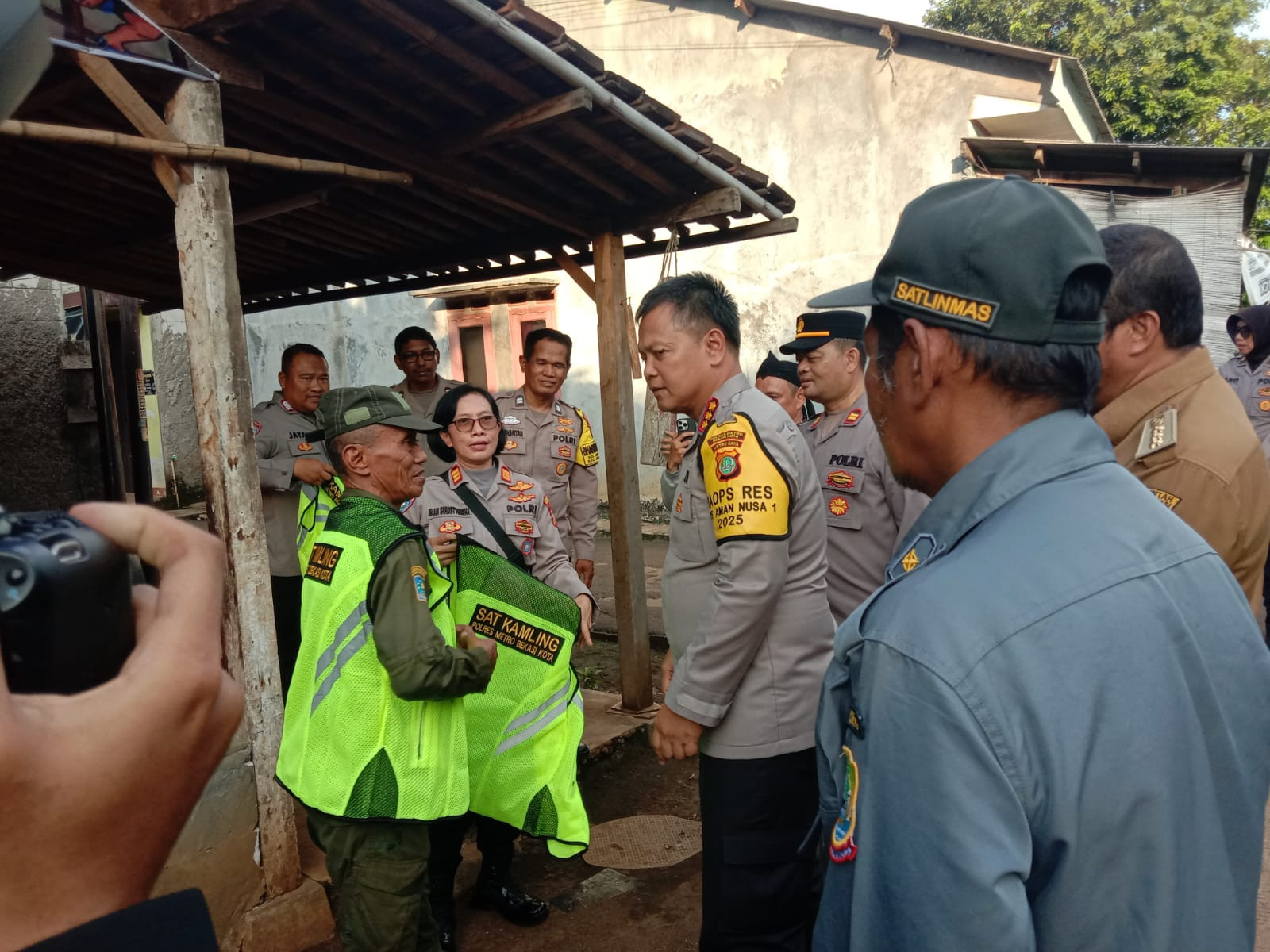 Dukung Keamanan Swakarsa, Kapolres Metro Bekasi Kota Sambangi Pos Kamling dan Beri Bantuan Rompi Linmas di Jatisampurna