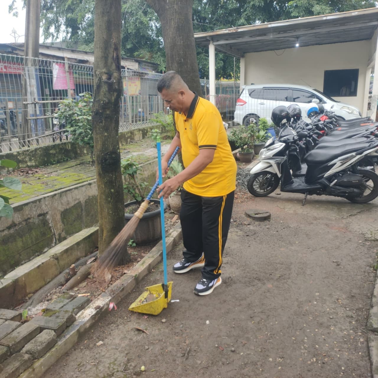 POLSEK BANTAR GEBANG GELAR KEGIATAN BERSIH-BERSIH (KORVEI) DI LINGKUNGAN KANTOR