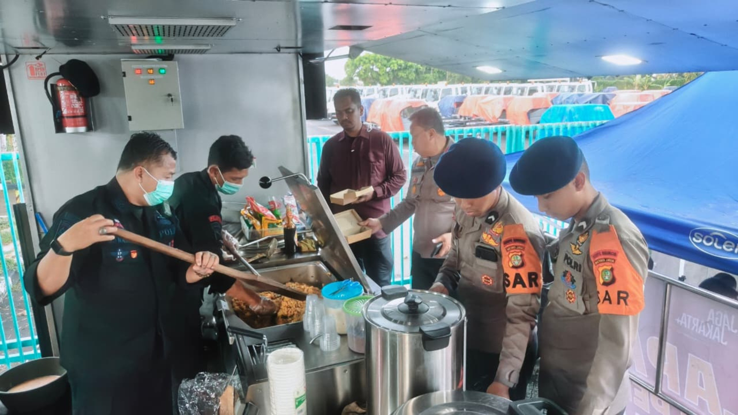 Brimob Polda Metro Jaya Gelar Dapur Lapangan untuk Warga Terdampak Banjir di Rawa Teratai, Jakarta Timur