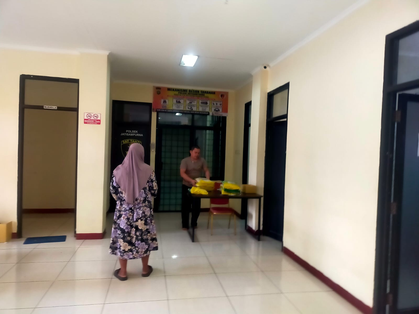 Polsek Jatisampurna Gelar Gerakan Pangan Murah, Ratusan Kantong Beras Terjual