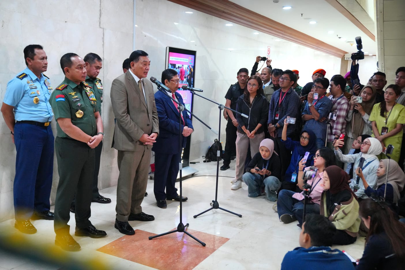 Panglima TNI Dampingi Menhan RI Rapat Kerja dengan Komisi I DPR RI